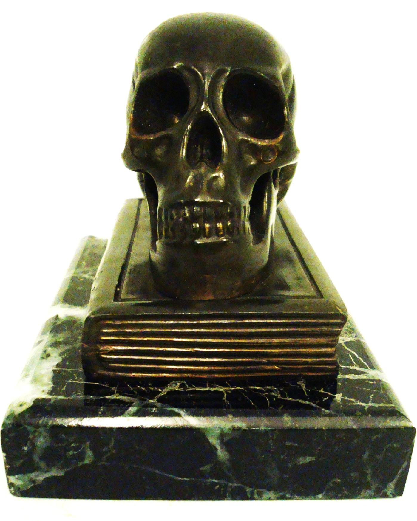 Escultura / Pisapapeles Calavera de Bronce sobre un Libro Victoriano en venta