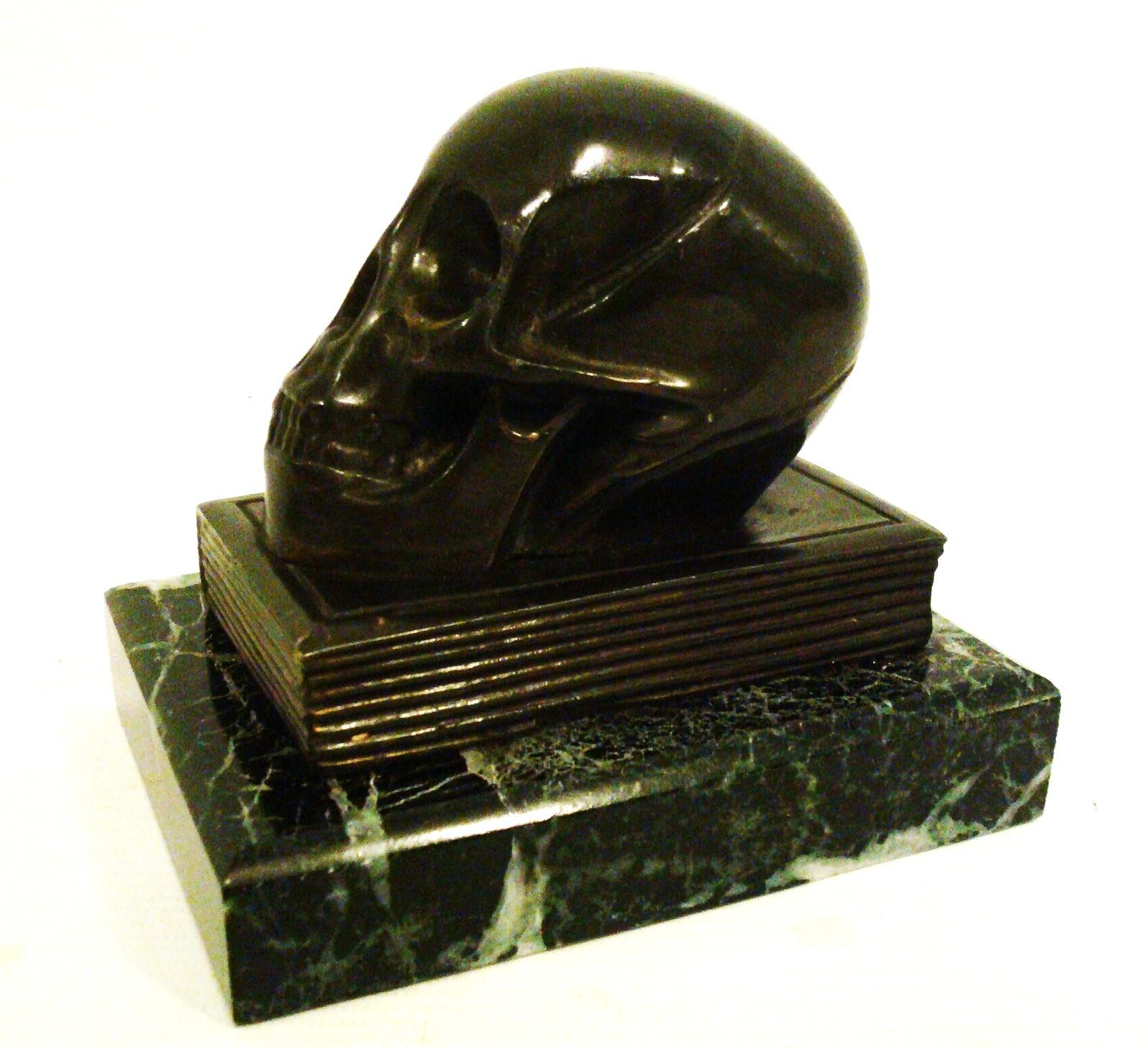 Escultura / Pisapapeles Calavera de Bronce sobre un Libro Vaciado en venta