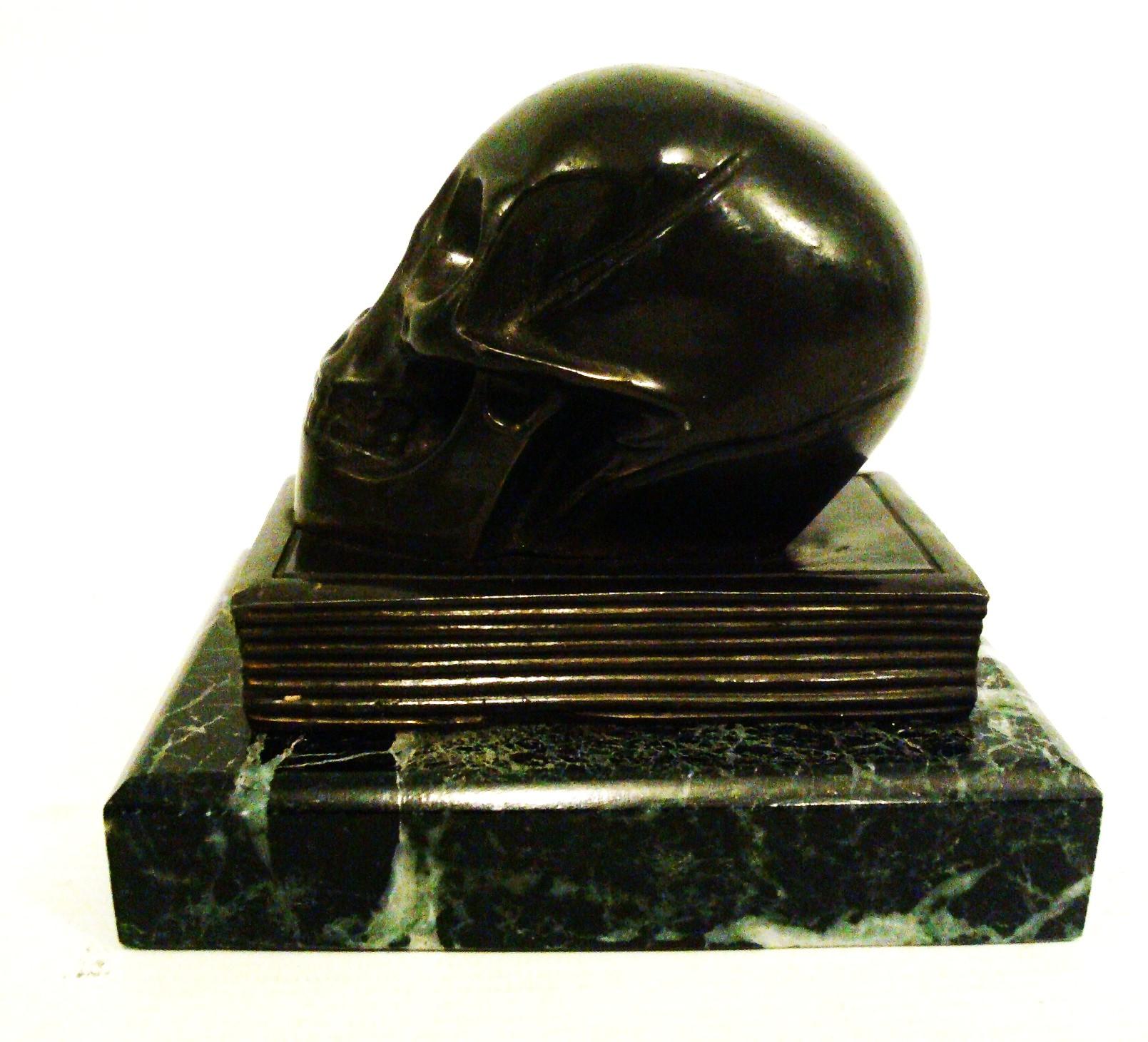 Escultura / Pisapapeles Calavera de Bronce sobre un Libro en Bueno estado para la venta en Buenos Aires, Olivos