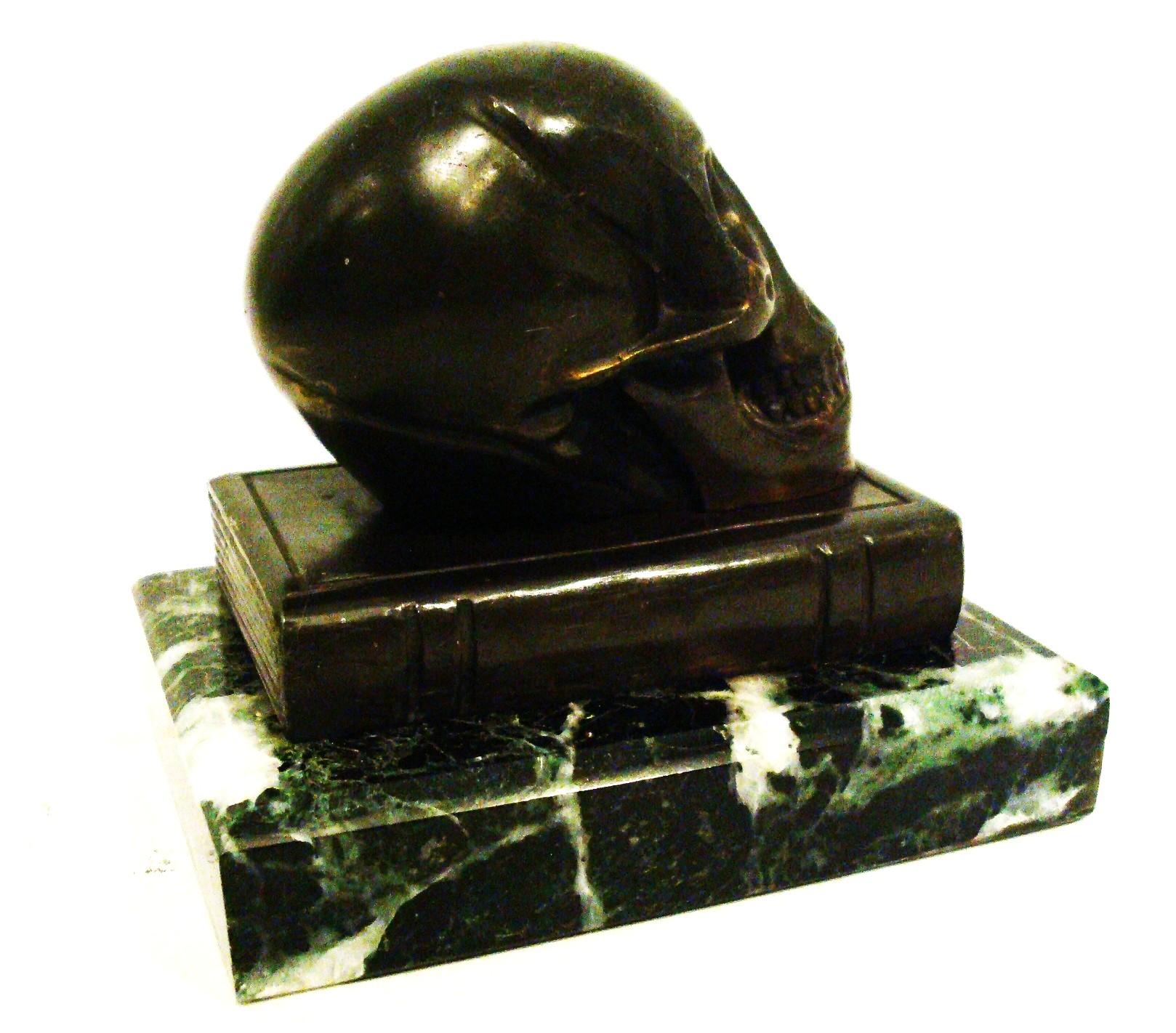 Escultura / Pisapapeles Calavera de Bronce sobre un Libro Fines del siglo XIX en venta