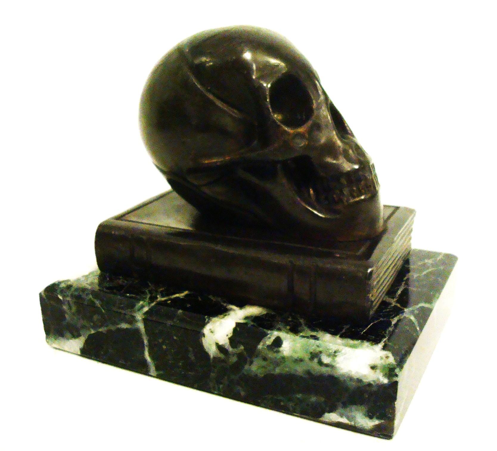 Escultura / Pisapapeles Calavera de Bronce sobre un Libro en venta 1