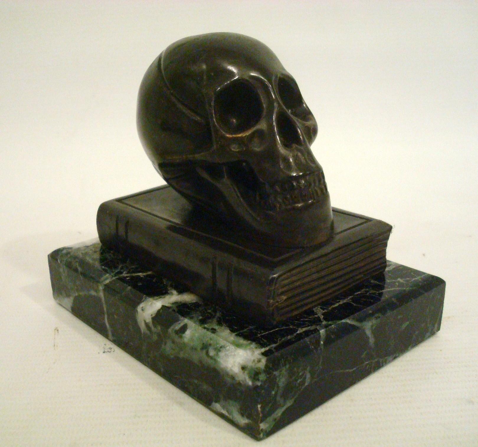 Escultura / Pisapapeles Calavera de Bronce sobre un Libro en venta 2