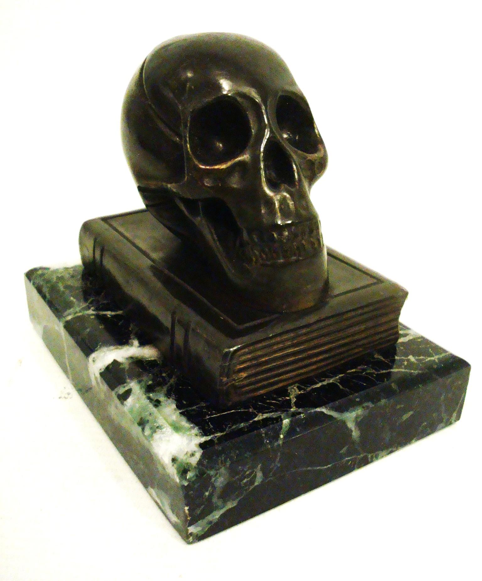Escultura / Pisapapeles Calavera de Bronce sobre un Libro en venta 3