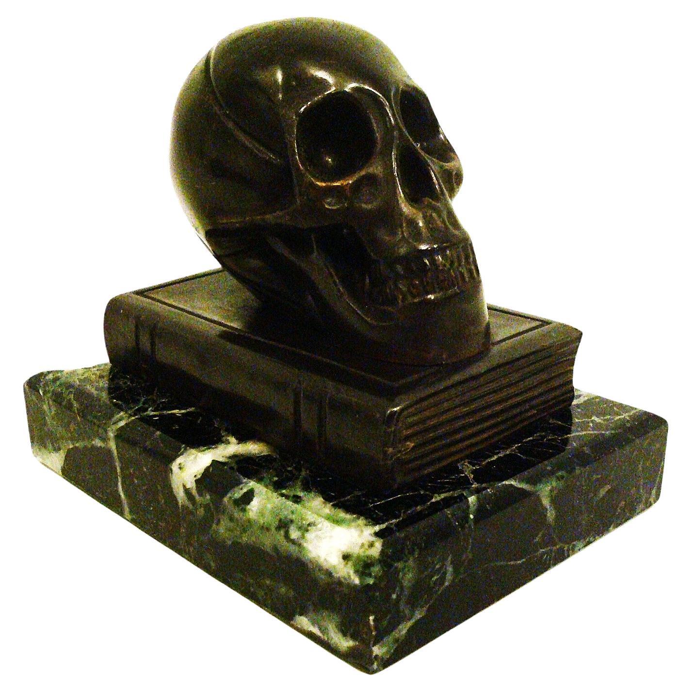 Sculpture / Presse-papier en bronze avec un crâne au-dessus d
un livre