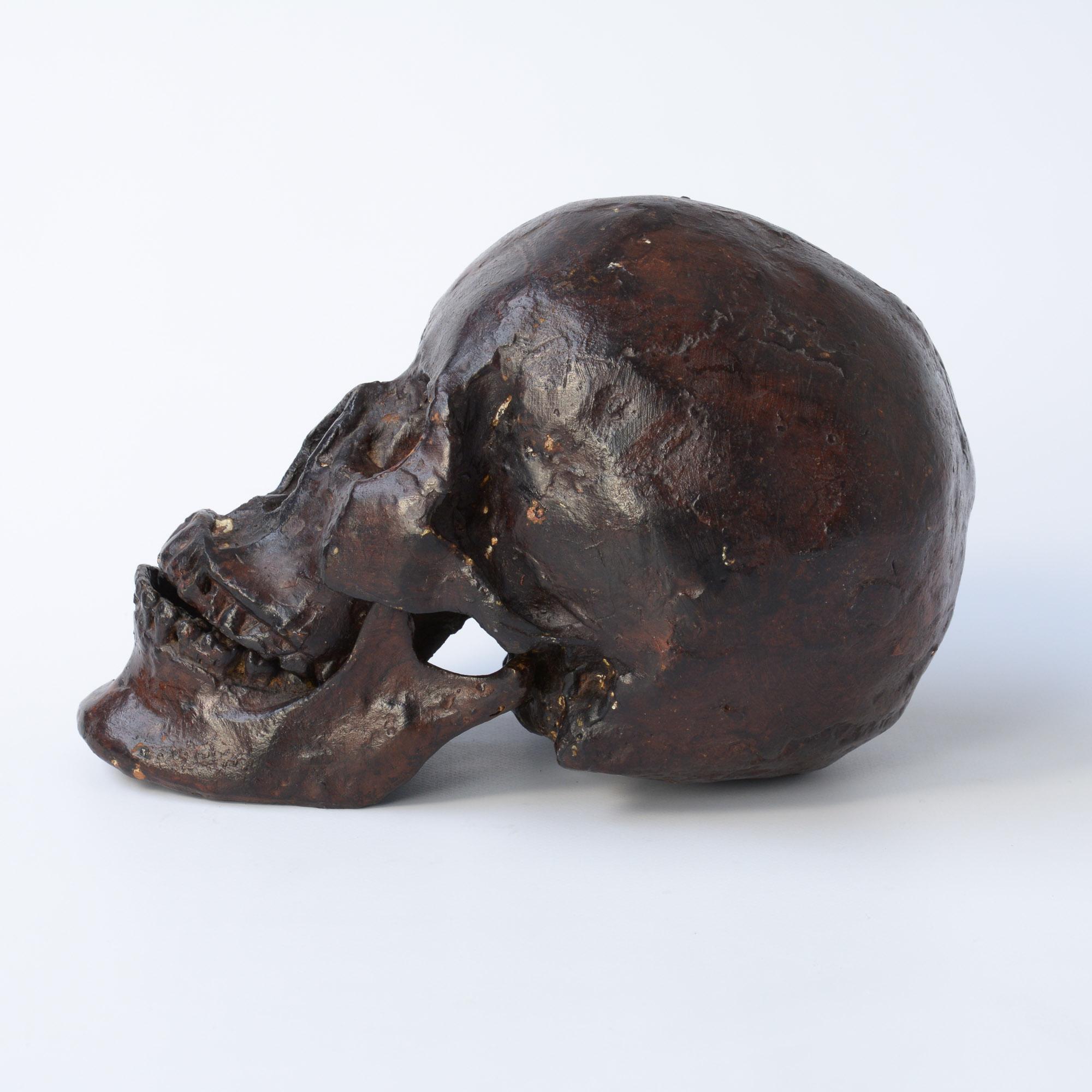 This bronze skull sculpture can be dated in the late 20th century. The bronze skull was made with the lost-wax casting methode. The model must have been a real human skull.
The skull is made in 2 parts, the skull and the lower jaw. The lower jaw is