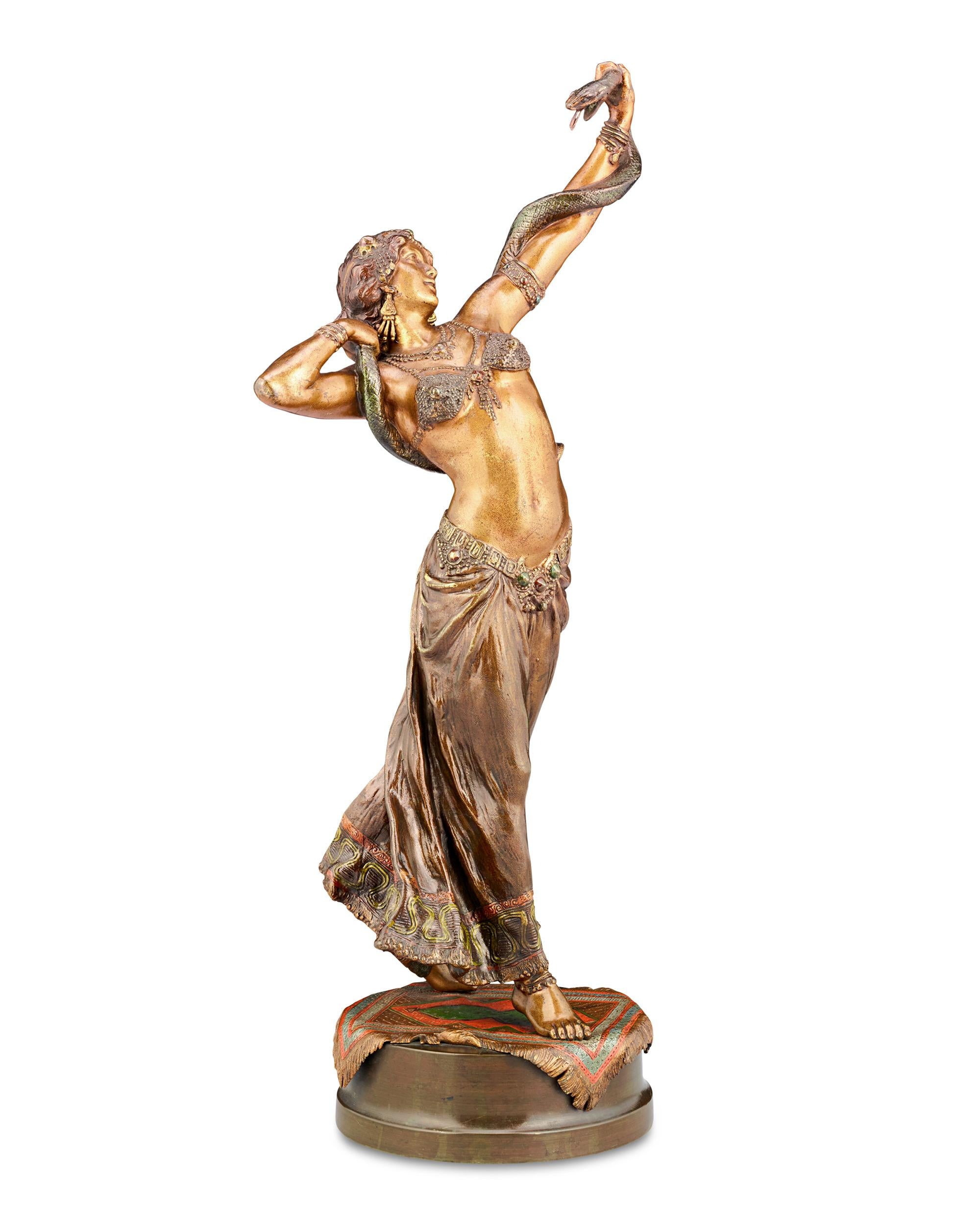 Bronzestatue eines Schlangenbeschwörers
Franz Bergmann
Anfang des 20. Jahrhunderts

Diese fesselnde, kalt bemalte Bronzeskulptur eines Schlangenbeschwörers ist das Werk des renommierten österreichischen Bildhauers Franz Bergman, der für seine