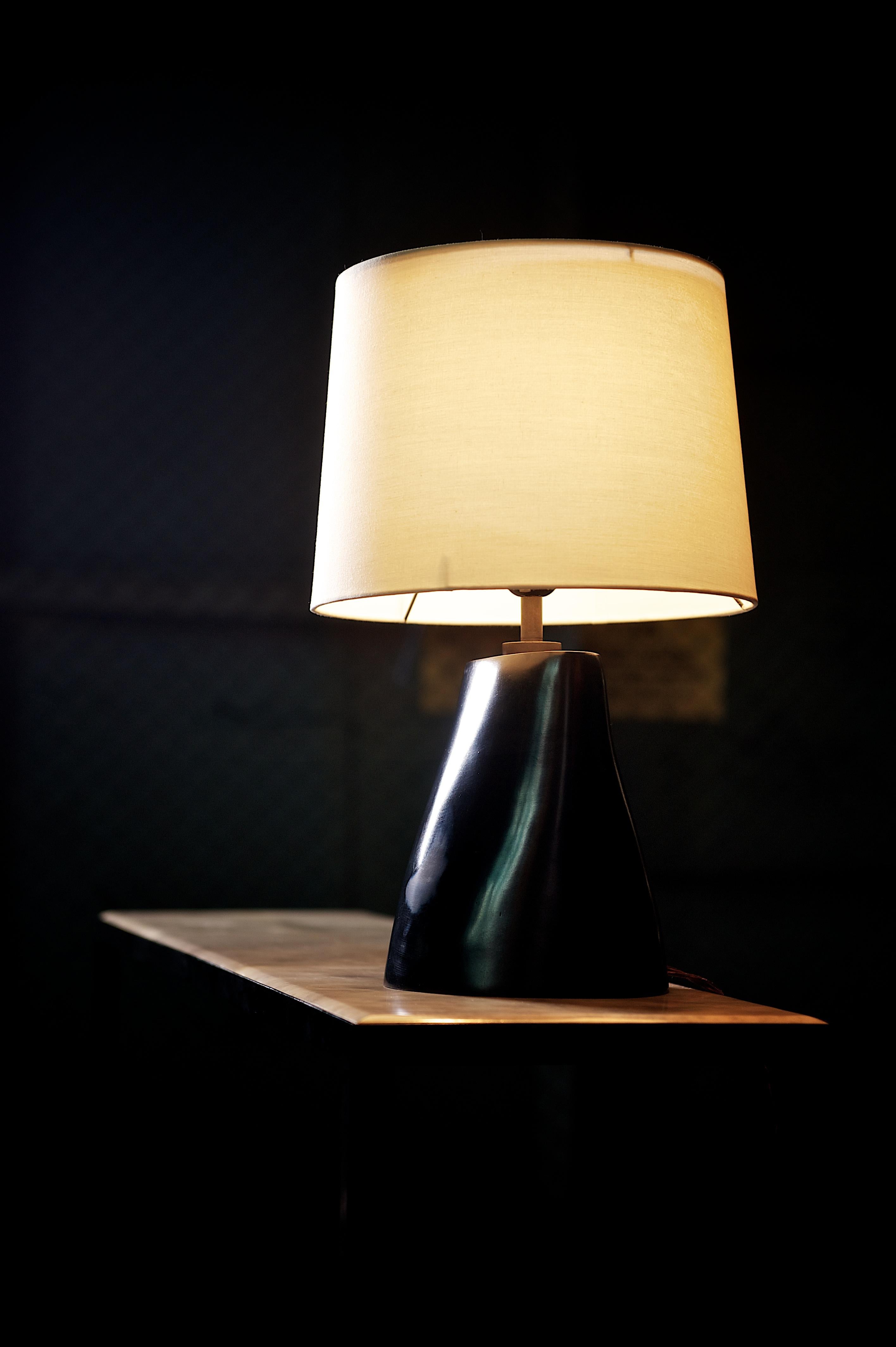 Moderne Lampe de table Soho en bronze de l'Atelier Elan (en stock) en vente
