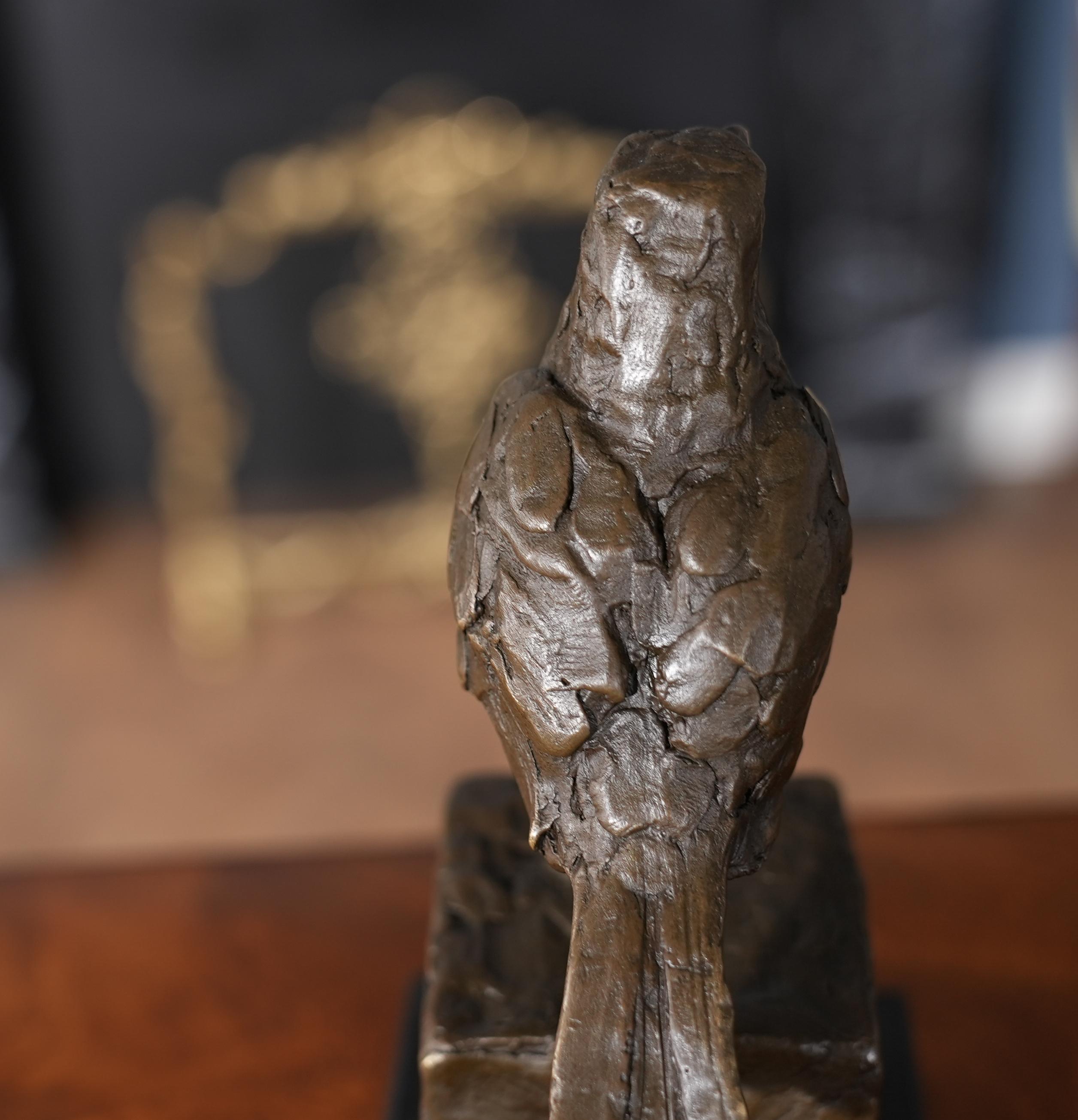 Gorrión de bronce sobre base de mármol Bronce en venta
