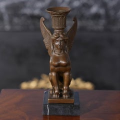 Kerzenhalter aus Bronze mit Sphinx auf Marmorsockel