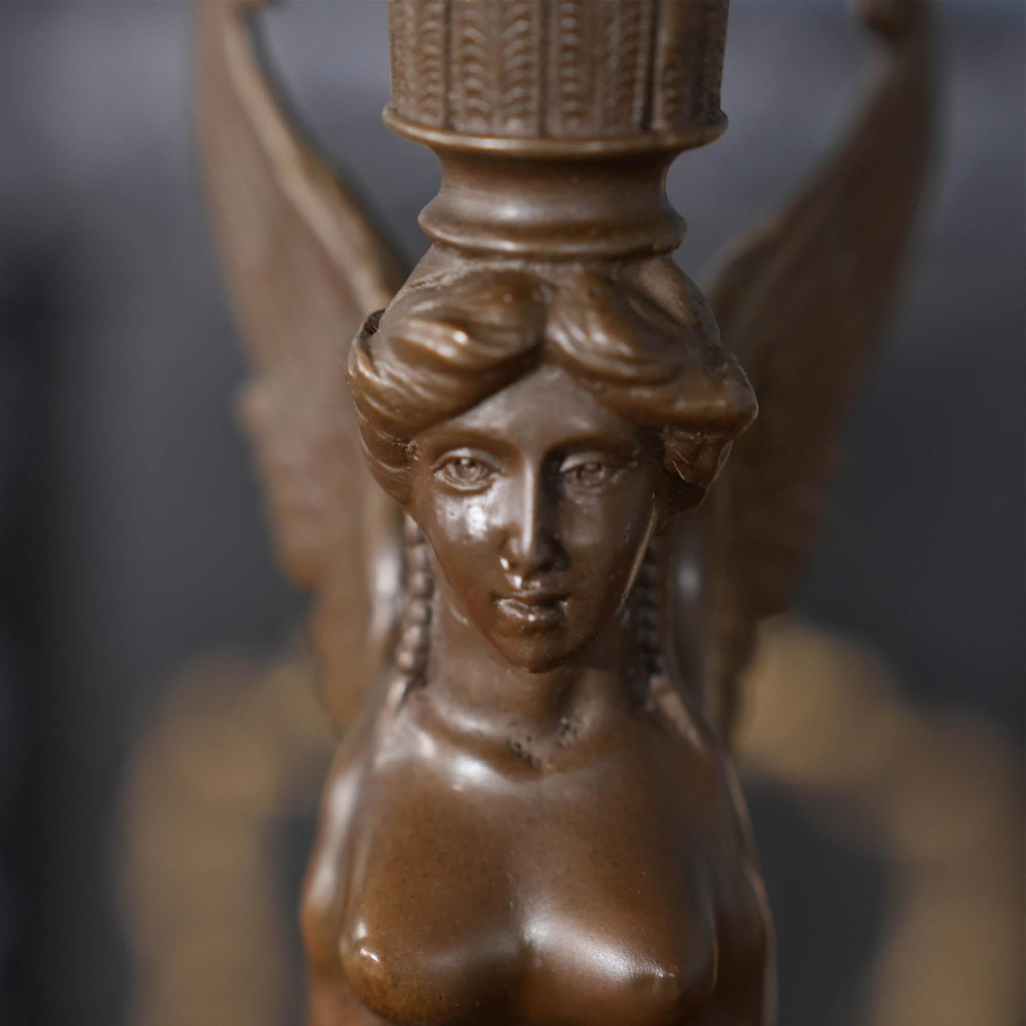 Kerzenhalter aus Bronze mit Sphinx auf Marmorsockel (Handgefertigt) im Angebot