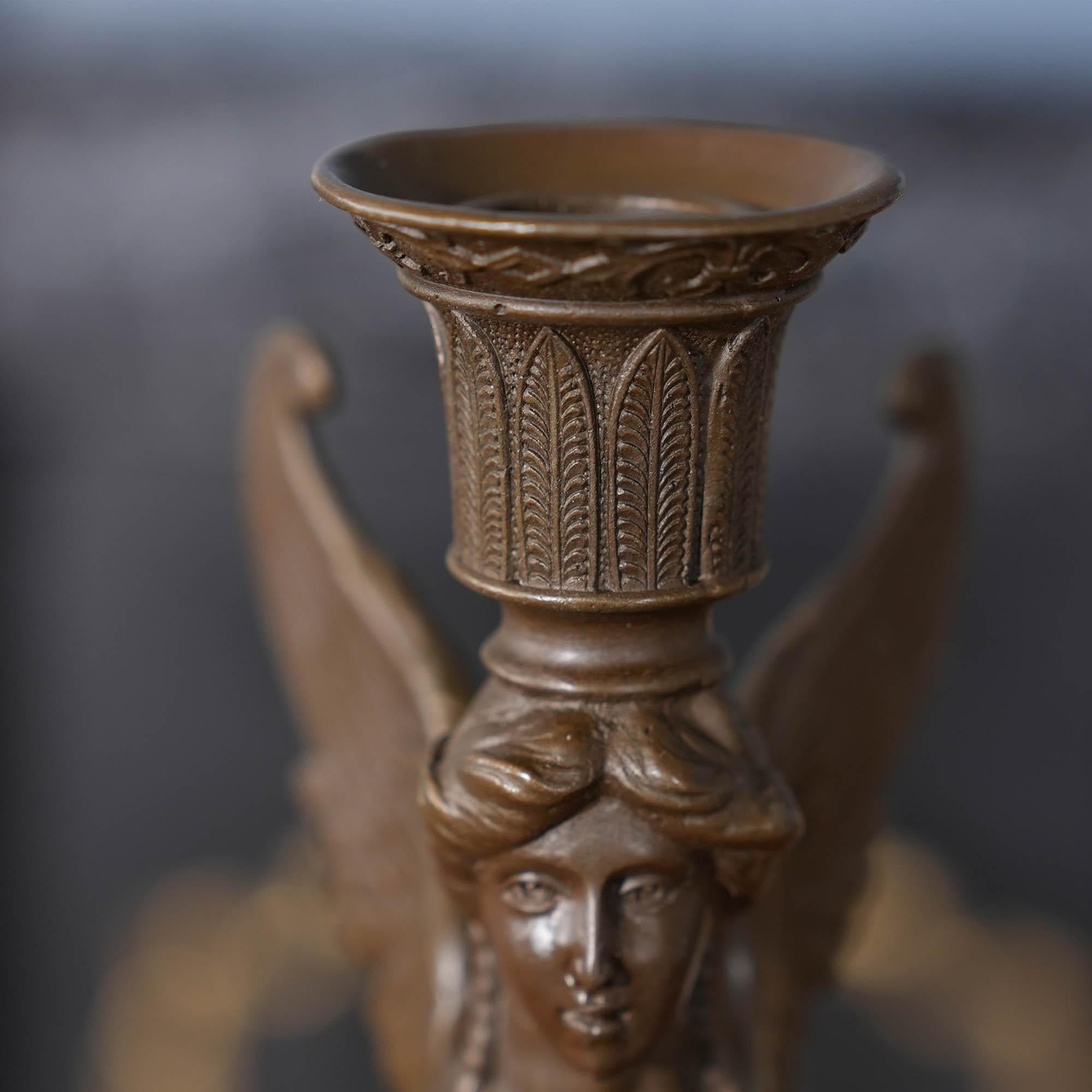 Kerzenhalter aus Bronze mit Sphinx auf Marmorsockel im Zustand „Neu“ im Angebot in Annville, PA