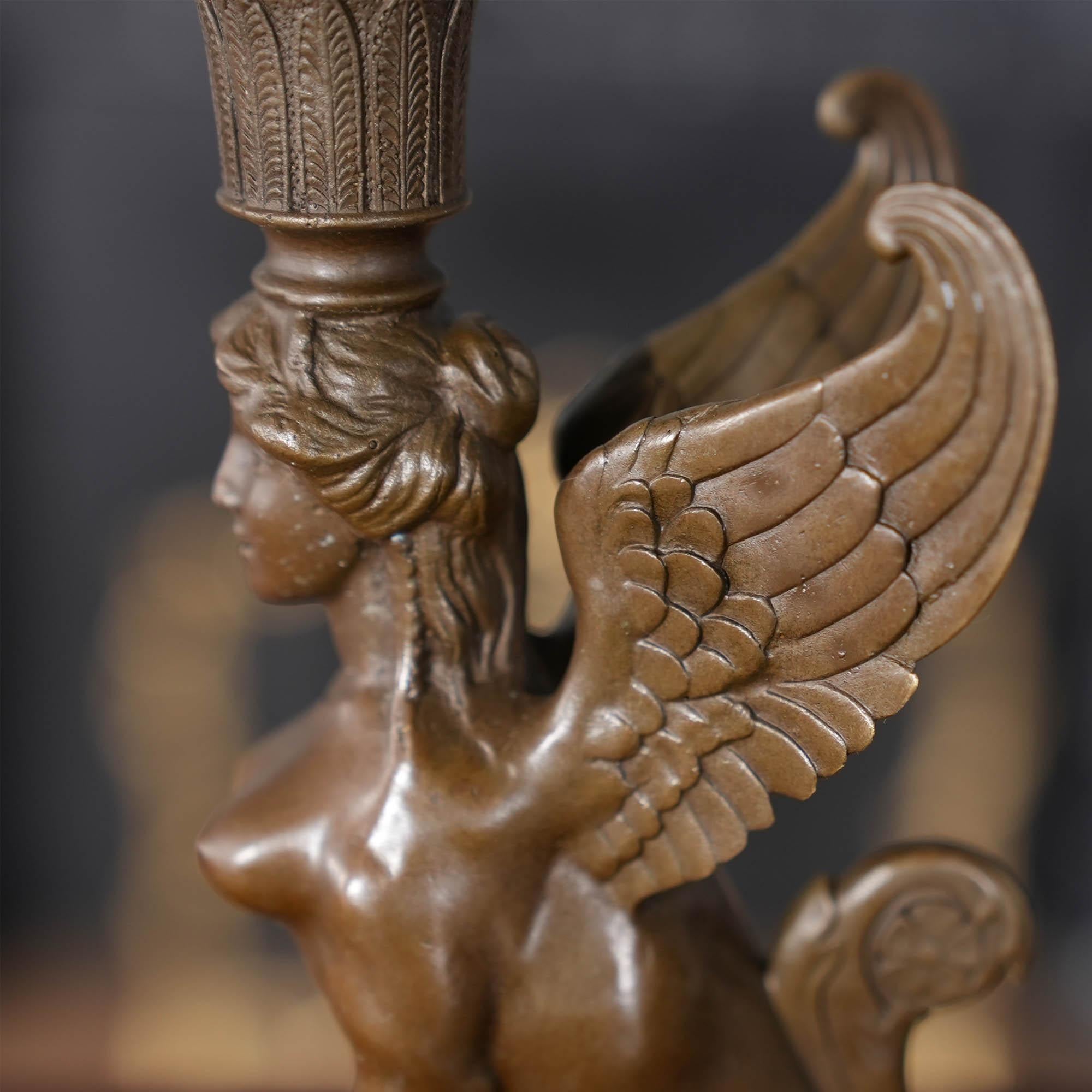 Kerzenhalter aus Bronze mit Sphinx auf Marmorsockel im Angebot 1