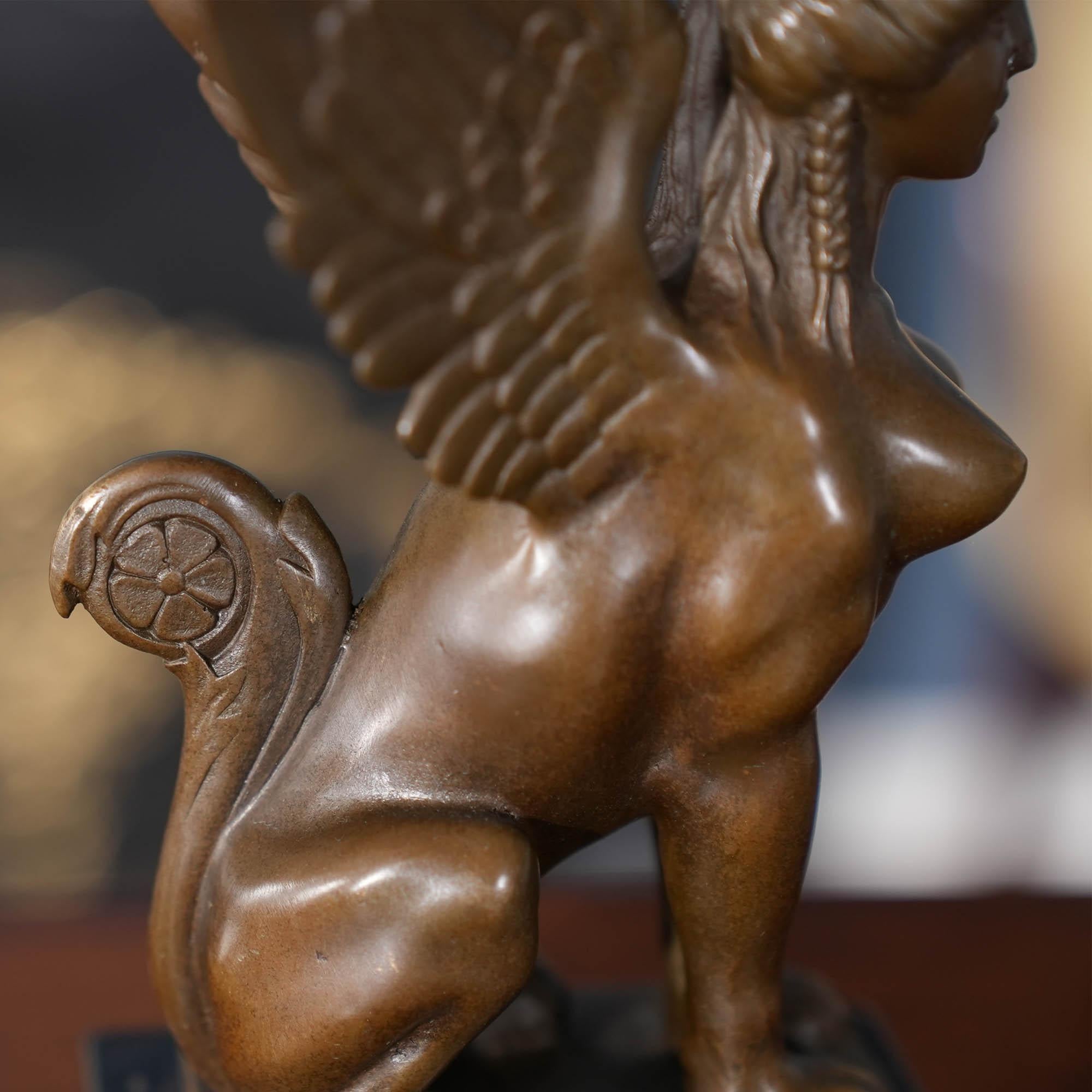 Kerzenhalter aus Bronze mit Sphinx auf Marmorsockel im Angebot 3