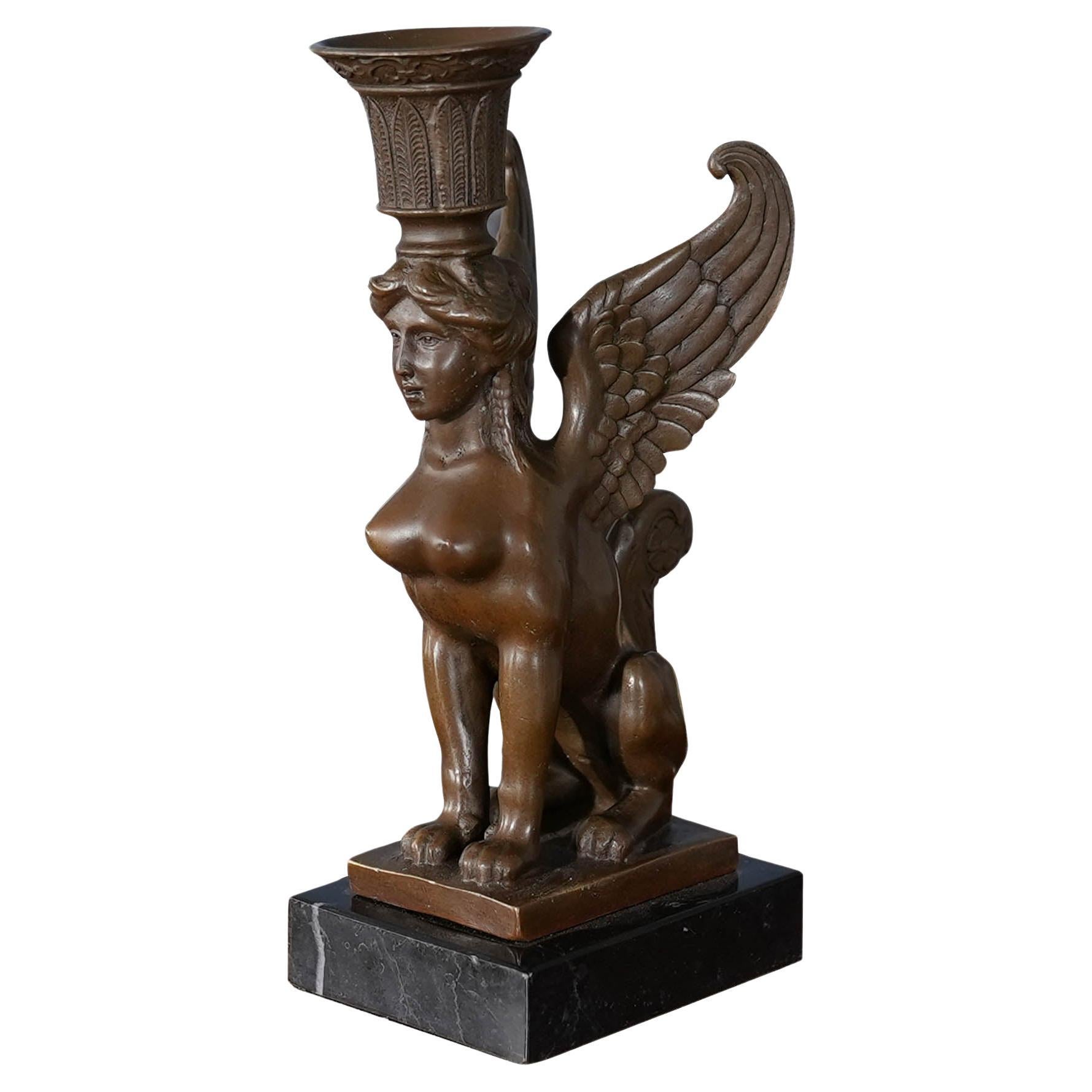 Kerzenhalter aus Bronze mit Sphinx auf Marmorsockel im Angebot
