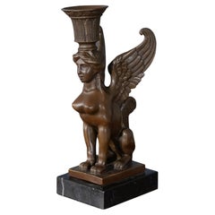 Kerzenhalter aus Bronze mit Sphinx auf Marmorsockel