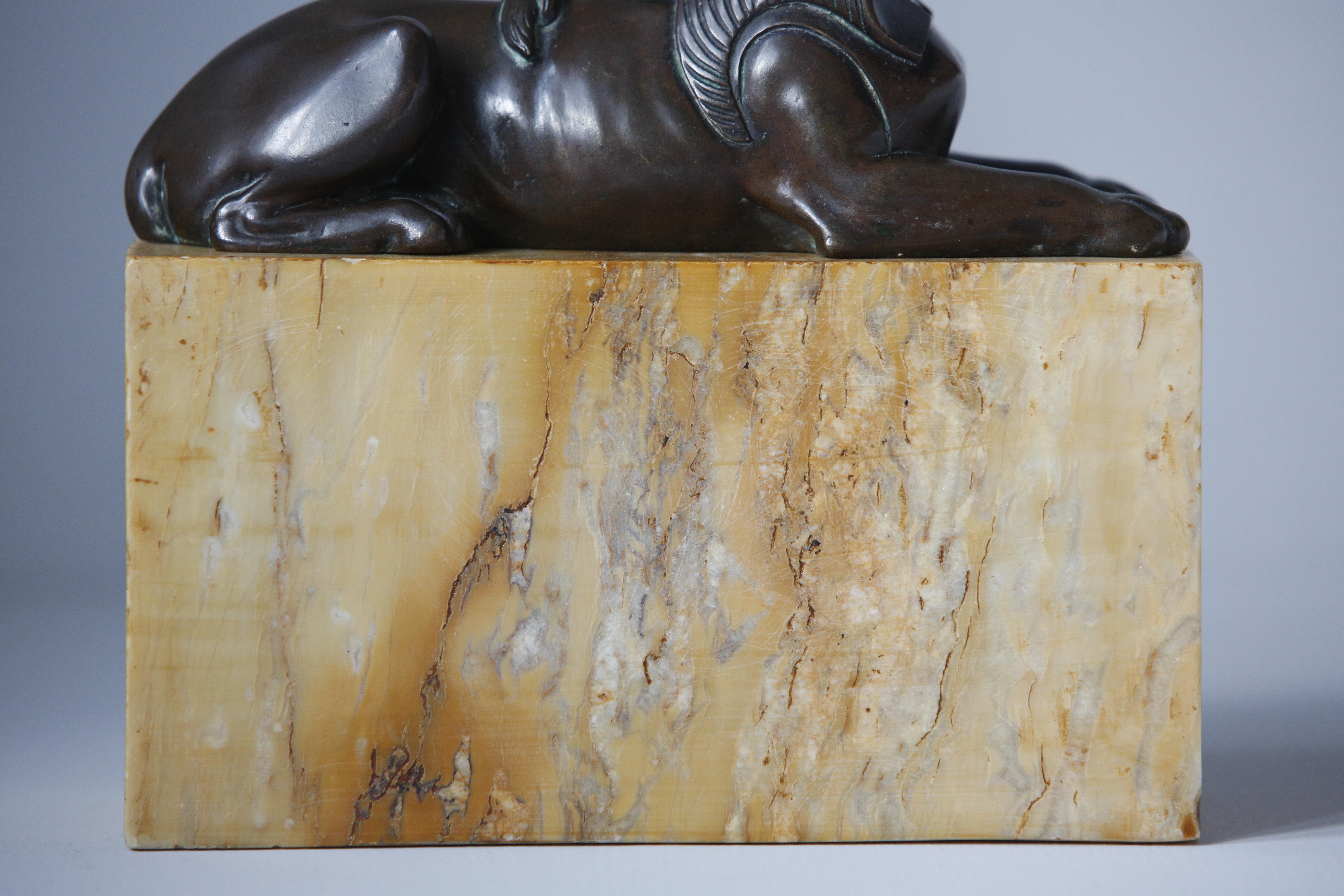 Esfinge de bronce con base de mármol de Siena Grand Tour Siglo XIX  en Bueno estado para la venta en Cheltenham, GB