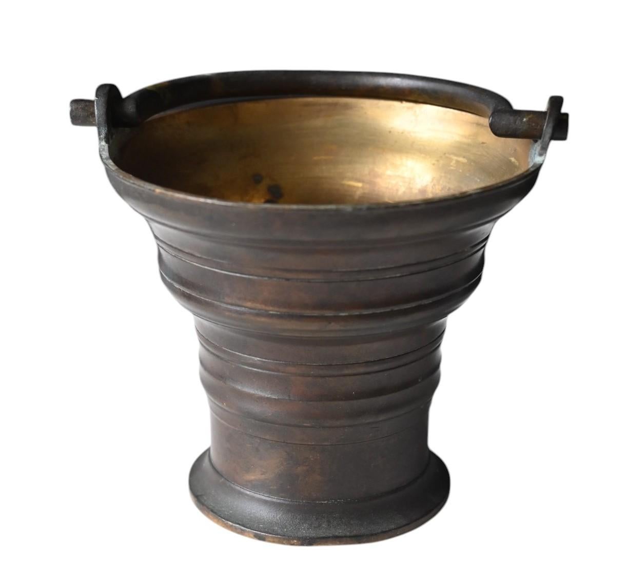 Seau gothique en bronze avec moulure cylindrique, servant également de bénitier portatif en bronze, datant du 15e/16e siècle, utilisé pour l'aspersion de l'eau bénite.
Patine vieillie
Dimensions : Hauteur avec poignée : 15,5 cm - Hauteur du seau :