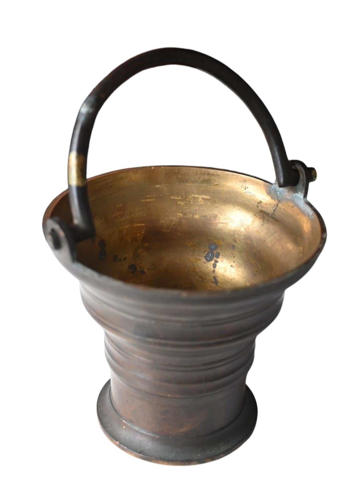 Gothique Seau à Sprinkler en bronze - Font gothique de Sainte eau 15e/16e siècle en vente