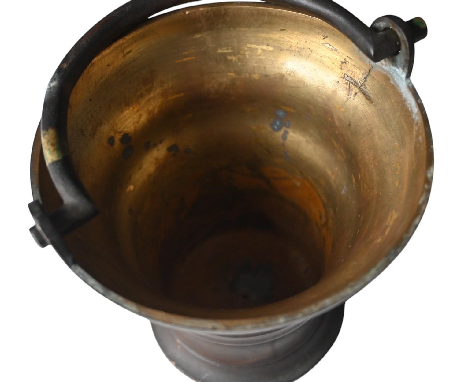 Allemand Seau à Sprinkler en bronze - Font gothique de Sainte eau 15e/16e siècle en vente