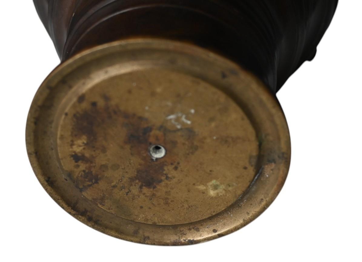 Seau à Sprinkler en bronze - Font gothique de Sainte eau 15e/16e siècle Bon état - En vente à Bilzen, BE