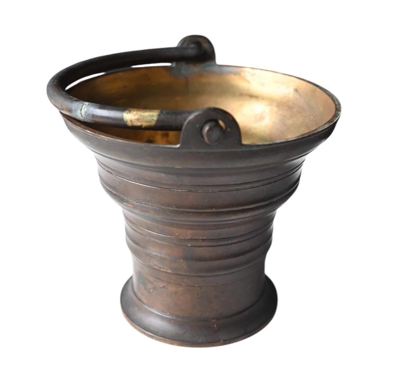 XVIIIe siècle et antérieur Seau à Sprinkler en bronze - Font gothique de Sainte eau 15e/16e siècle en vente