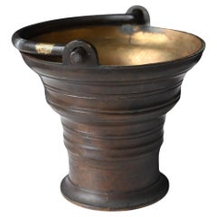 Cubo aspersor de bronce - Fuente gótica de agua bendita Siglo XV / XVI