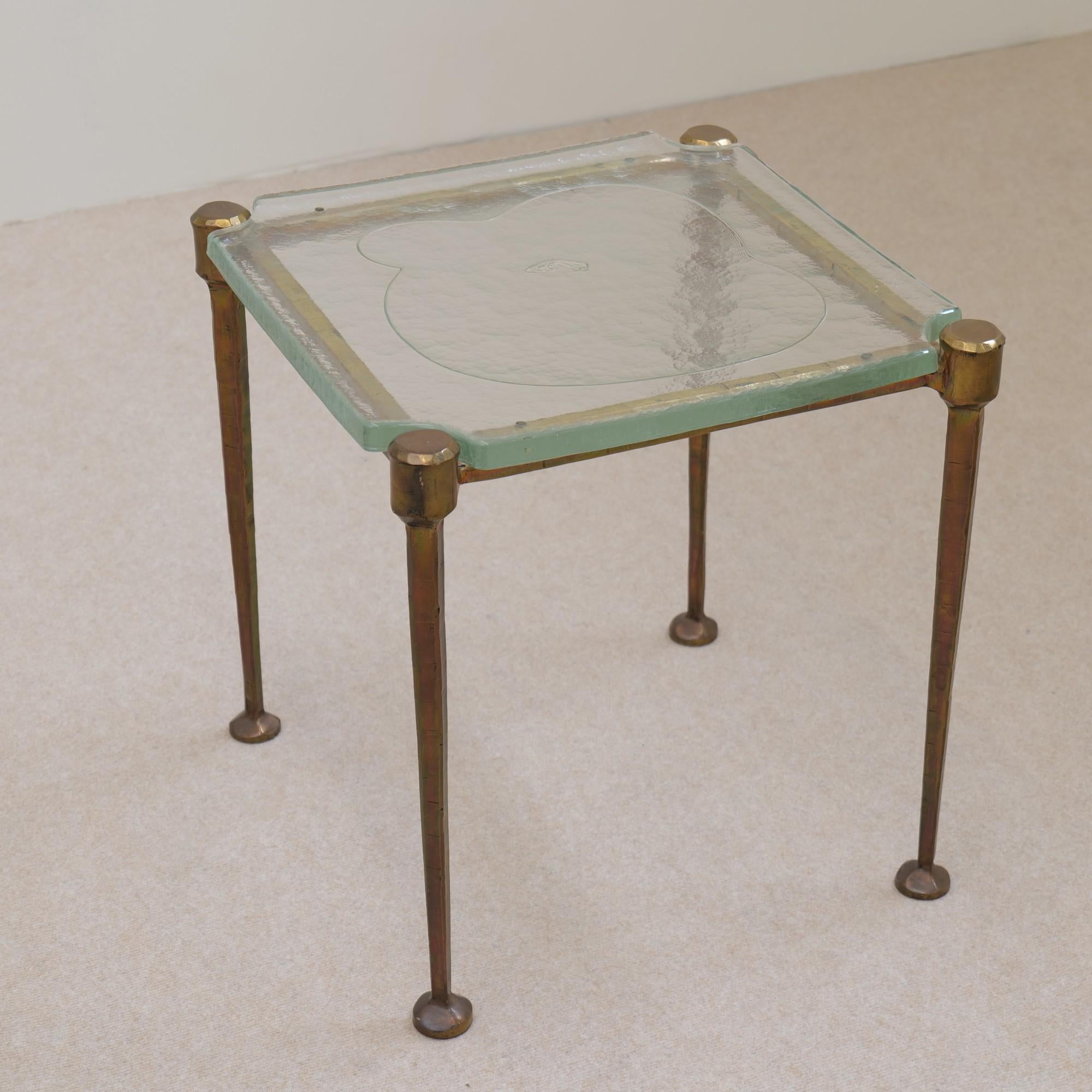 table carrée de Lothar Klute
bronze forgé et verre coulé 

52 x 52 cm 
54 cm de hauteur