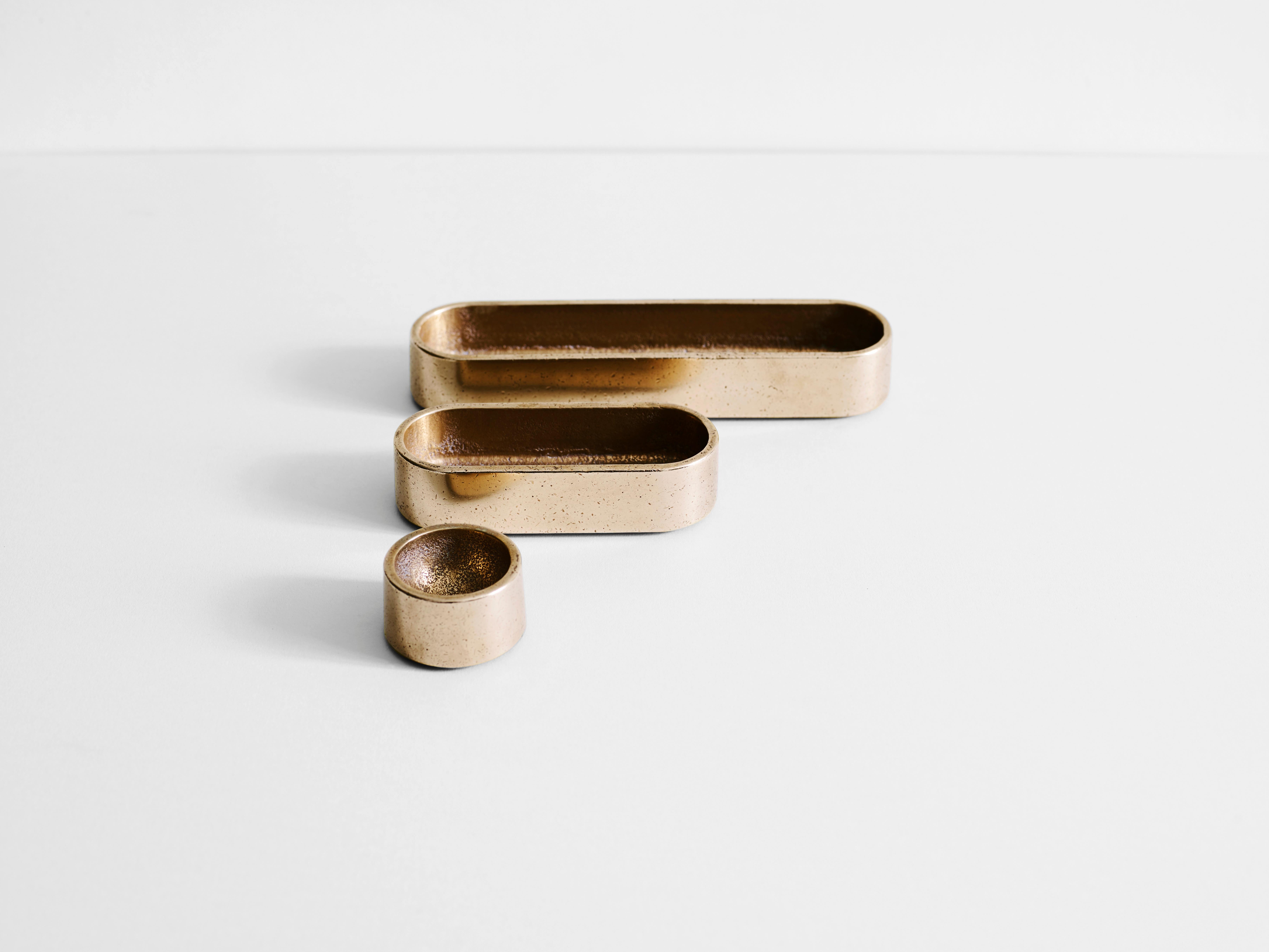 Vassoi in bronzo impilati di Henry Wilson
Dimensioni: L 25 x P 5 x H 10 cm
Materiali: Bronzo

Le vaschette sono vendute in un set di tre che possono essere utilizzate insieme o singolarmente. Raggruppali sulla scrivania, sul tavolo da pranzo o