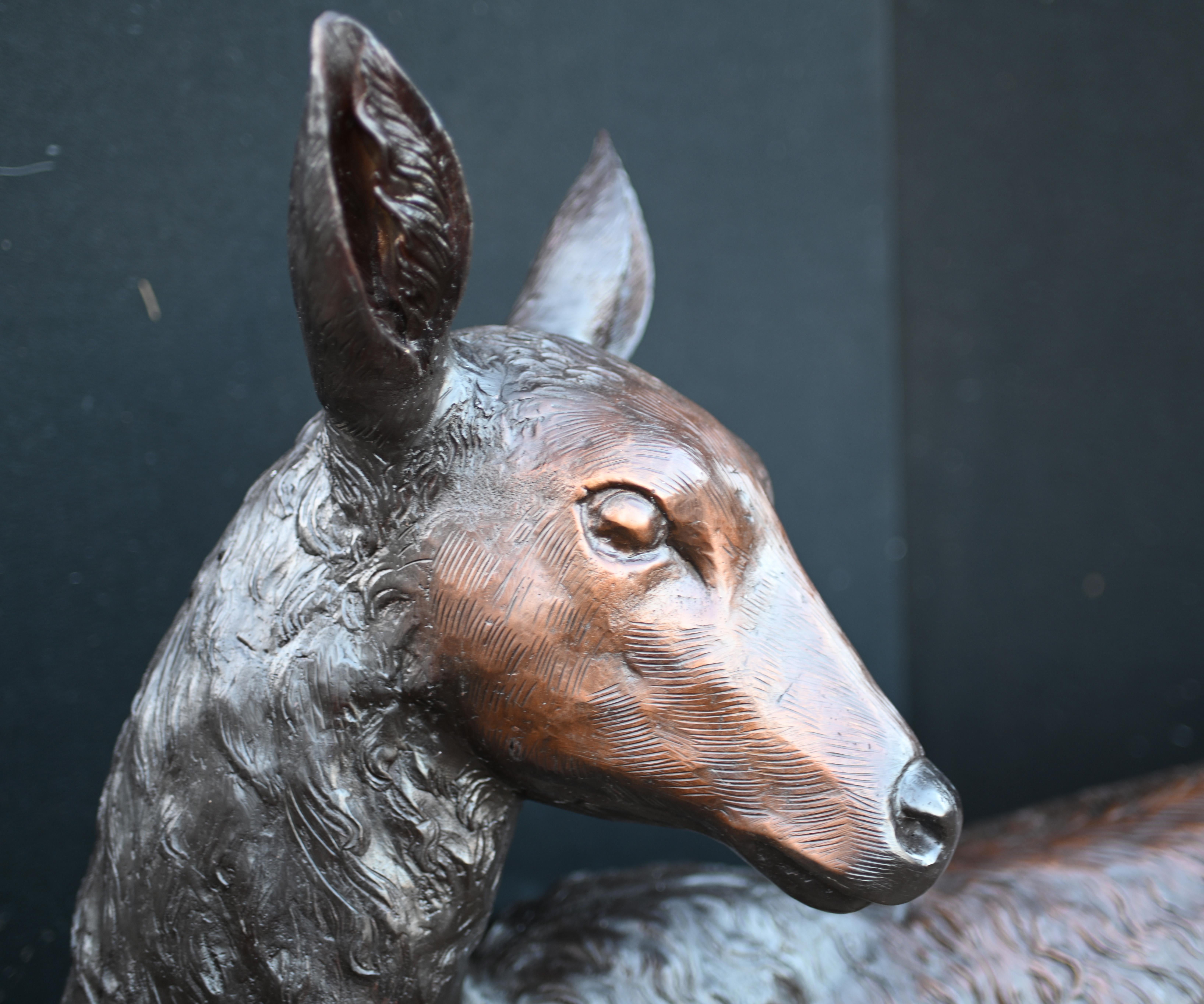 Pareja de estatuas de bronce de ciervo y venado Piezas de fundición escocesas para jardín de las Highlands finales del siglo XX en venta
