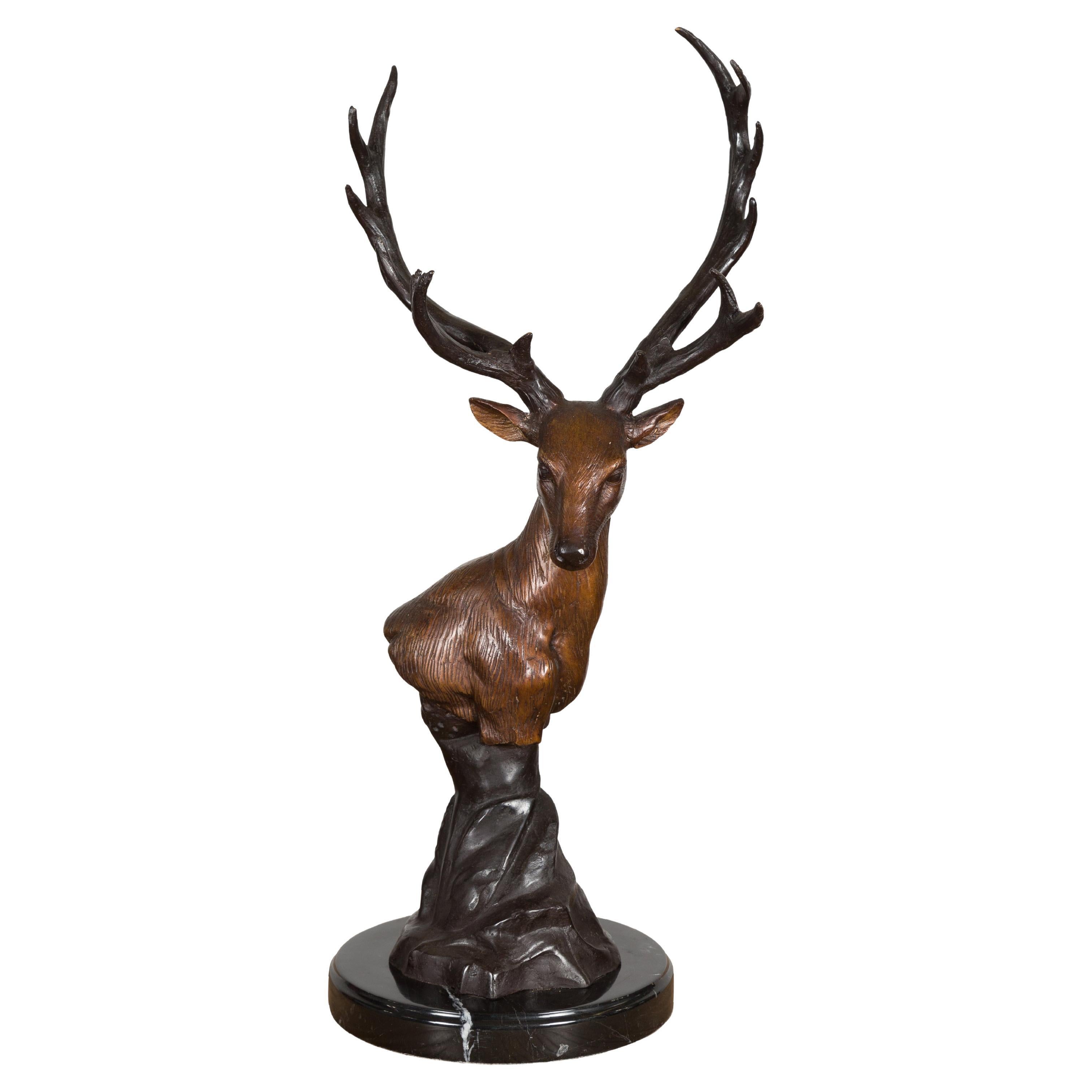 Skulptur eines Hirschkopfes aus Bronze auf Marmorsockel, hergestellt mit Wachsausschmelztechnik