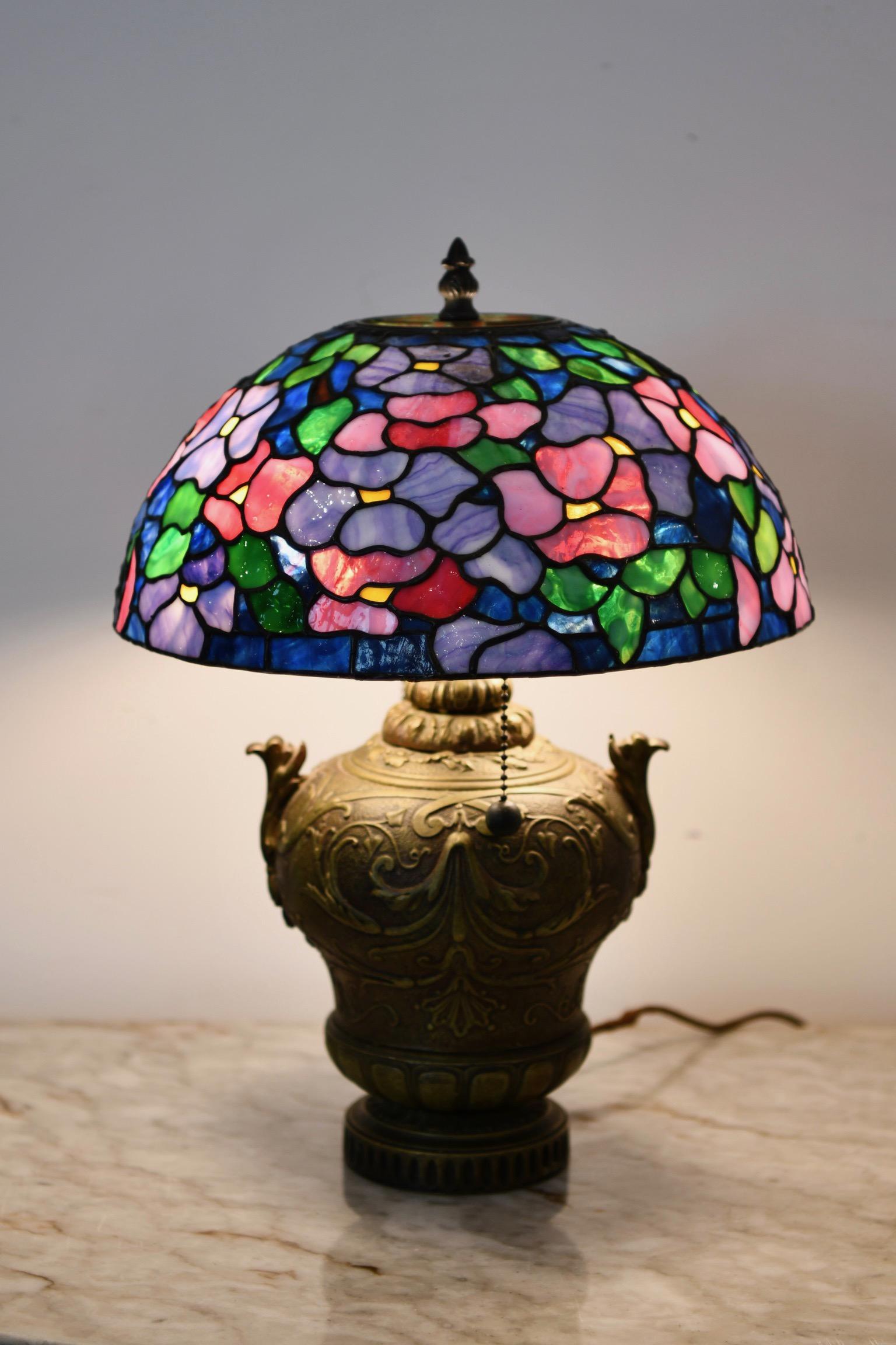 Lampe aus Bronze und Buntglas im Angebot 6