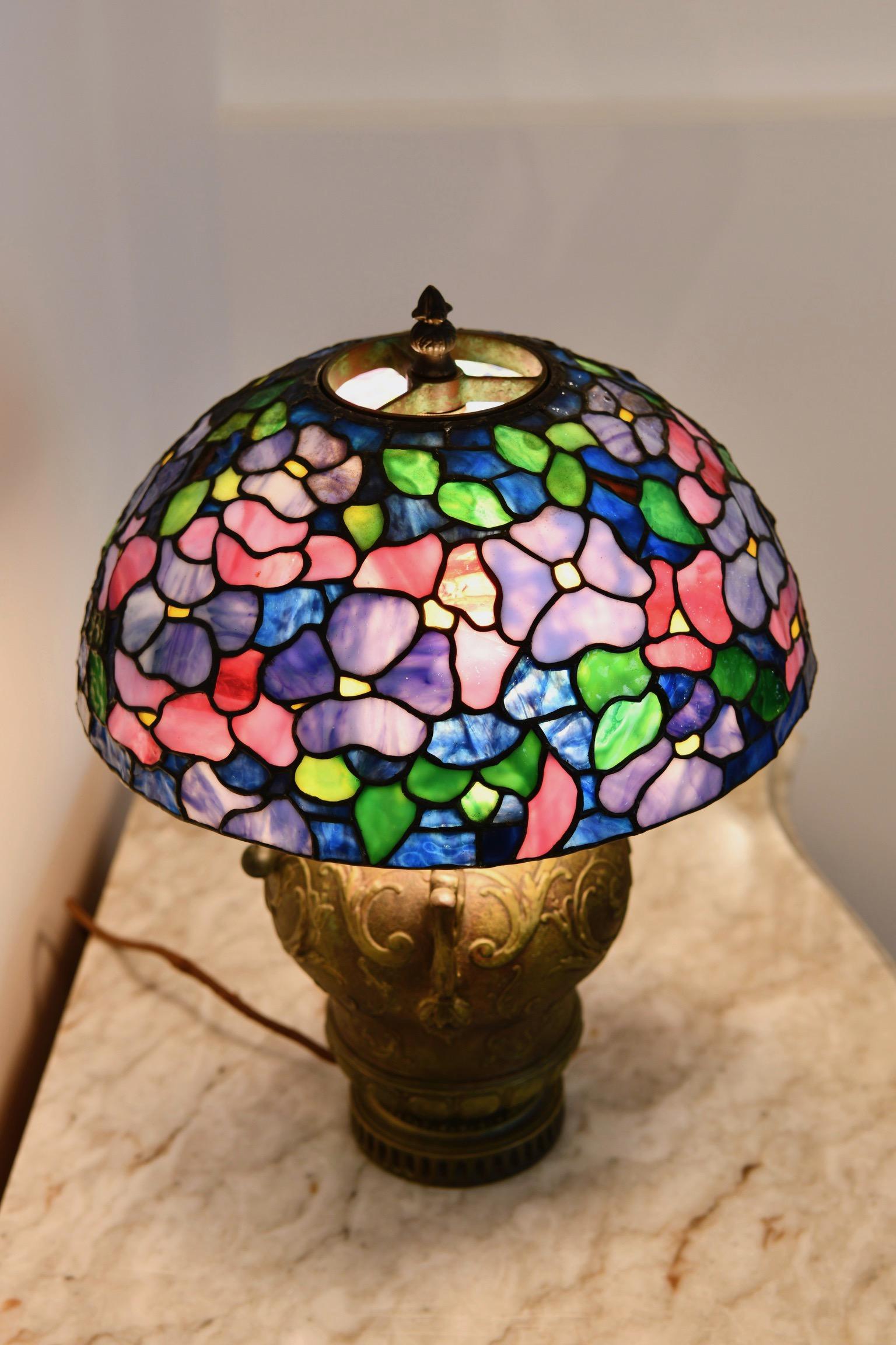 Lampe aus Bronze und Buntglas im Angebot 3