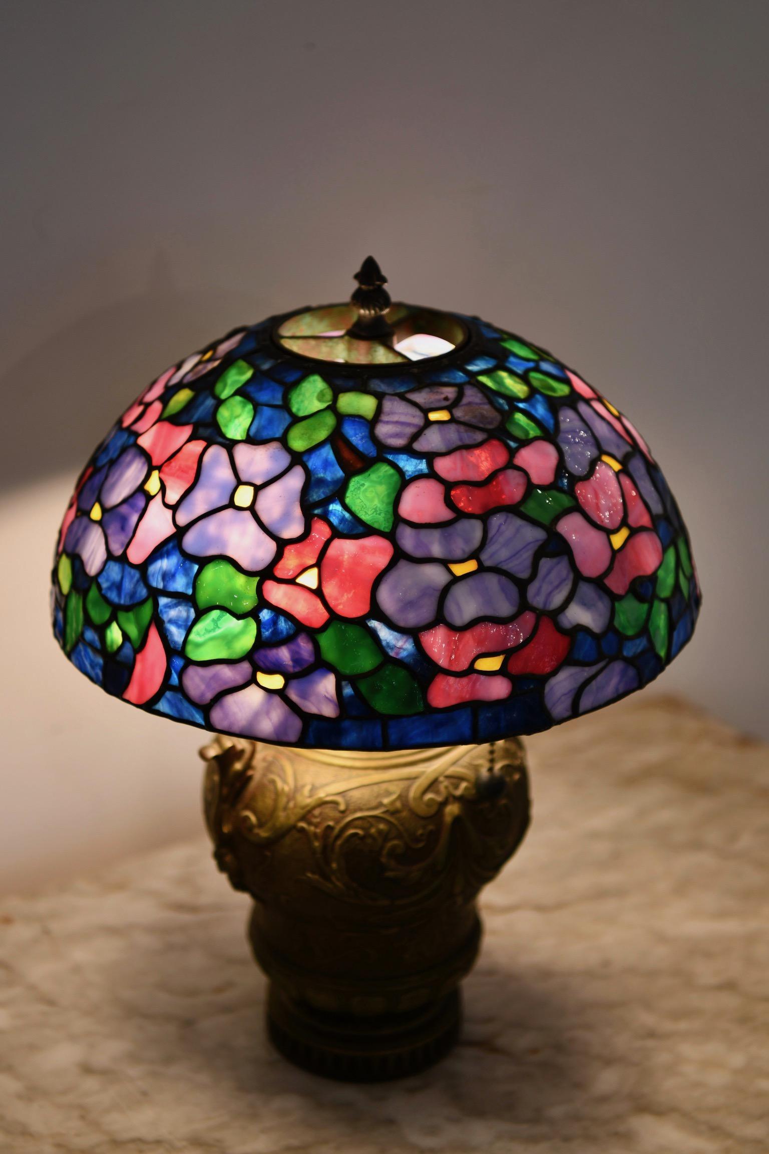 Lampe aus Bronze und Buntglas im Angebot 5