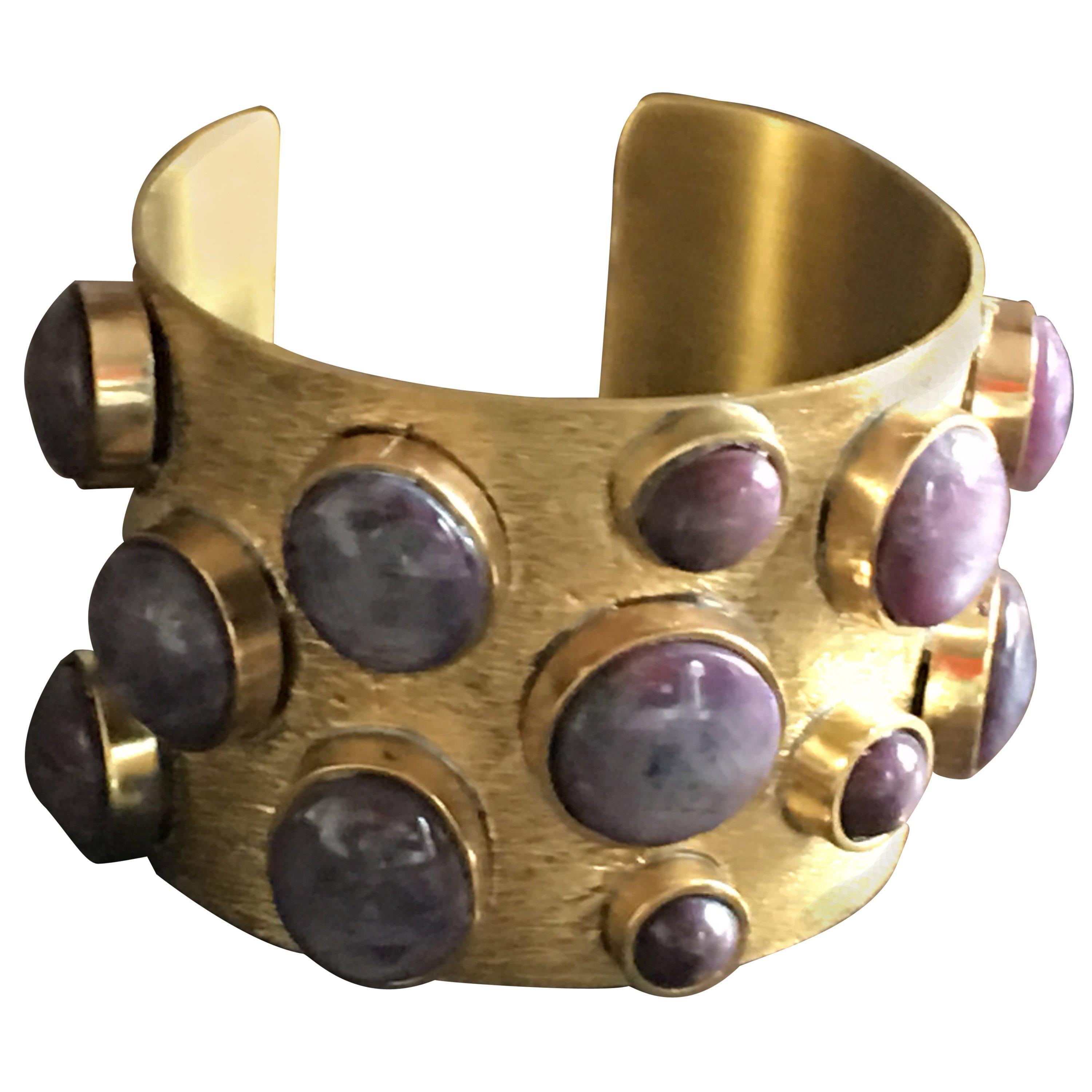 Armreif aus Bronze mit Stern-Rubin-Cabochon
