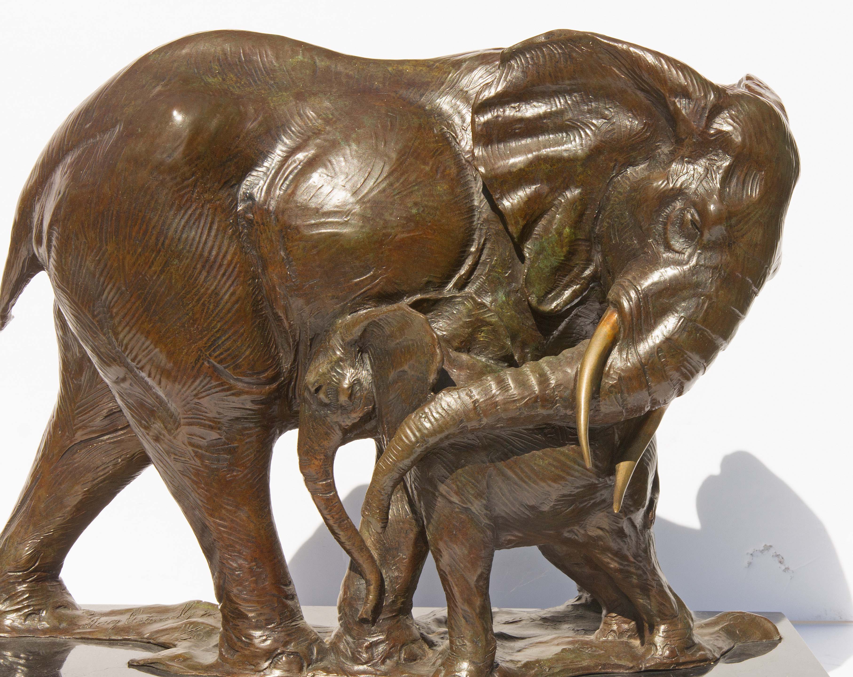 Commovente scultura in bronzo di mamma elefante e del suo vitello. Ricca patina marrone con accenni di verderame. Dallo scultore americano Dan Ostermiller. Firmato e datato 1992. Casting numero 14 su 30. Montato su una base in marmo e Wood. 
Dan