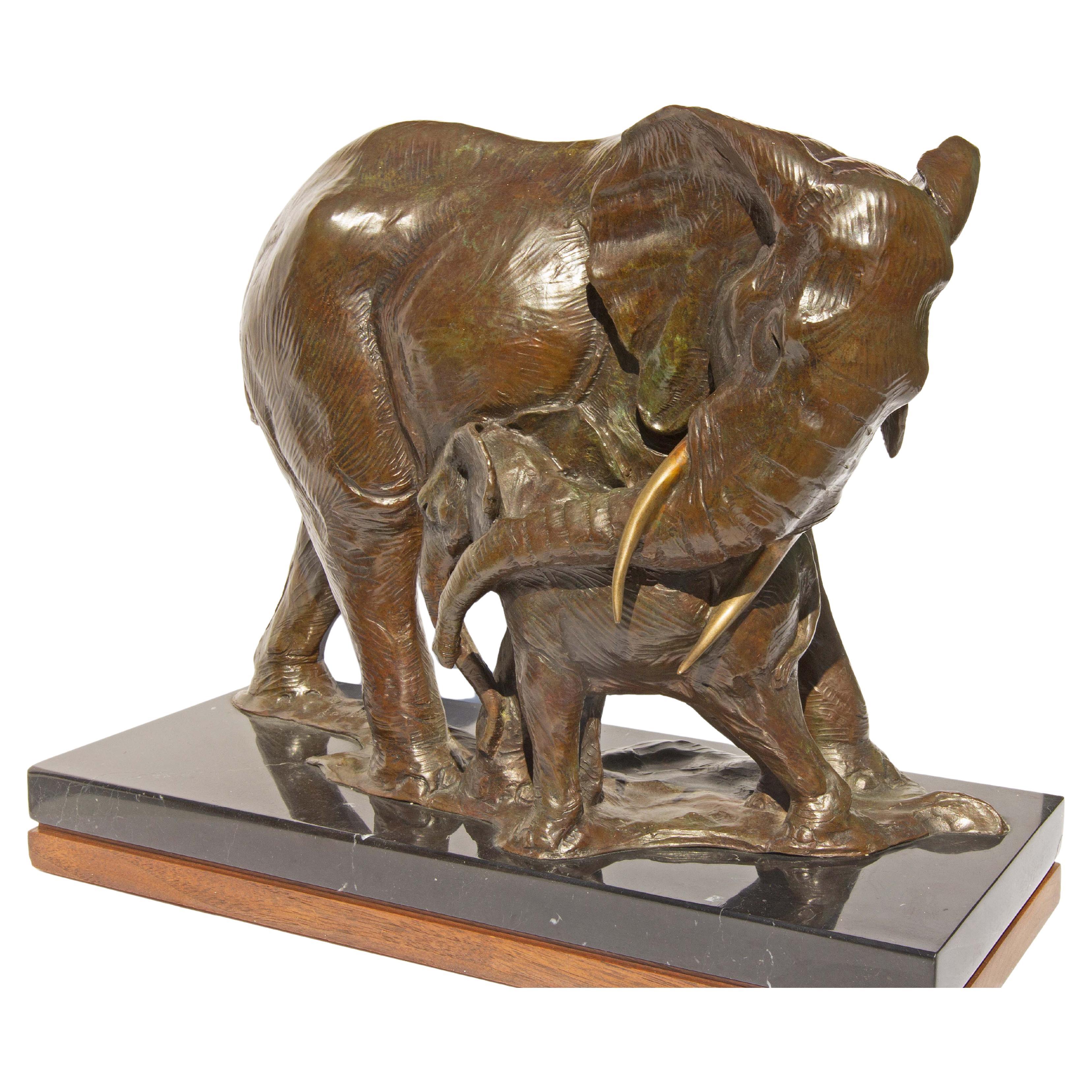 Patinato Statua in bronzo di elefante e vitello dello scultore americano Dan Ostermiller in vendita