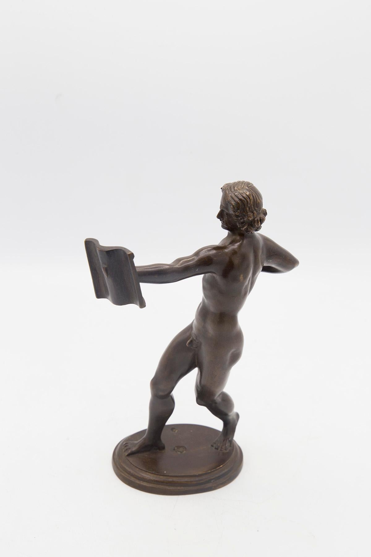 La statua in bronzo raffigura un guerriero turco con scudo e spada. Il guerriero è rappresentato nudo senza veli, con una base anch'essa in bronzo di forma ovale, che agisce in una scena di guerra.
Dettagli: Un'altra versione di questo bronzo è