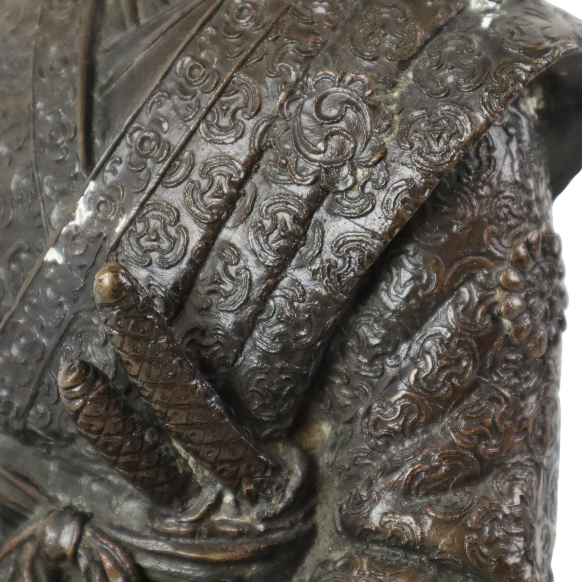 Estatua de bronce Guerrero japonés arrodillado Samurai Siglo XX en venta 3