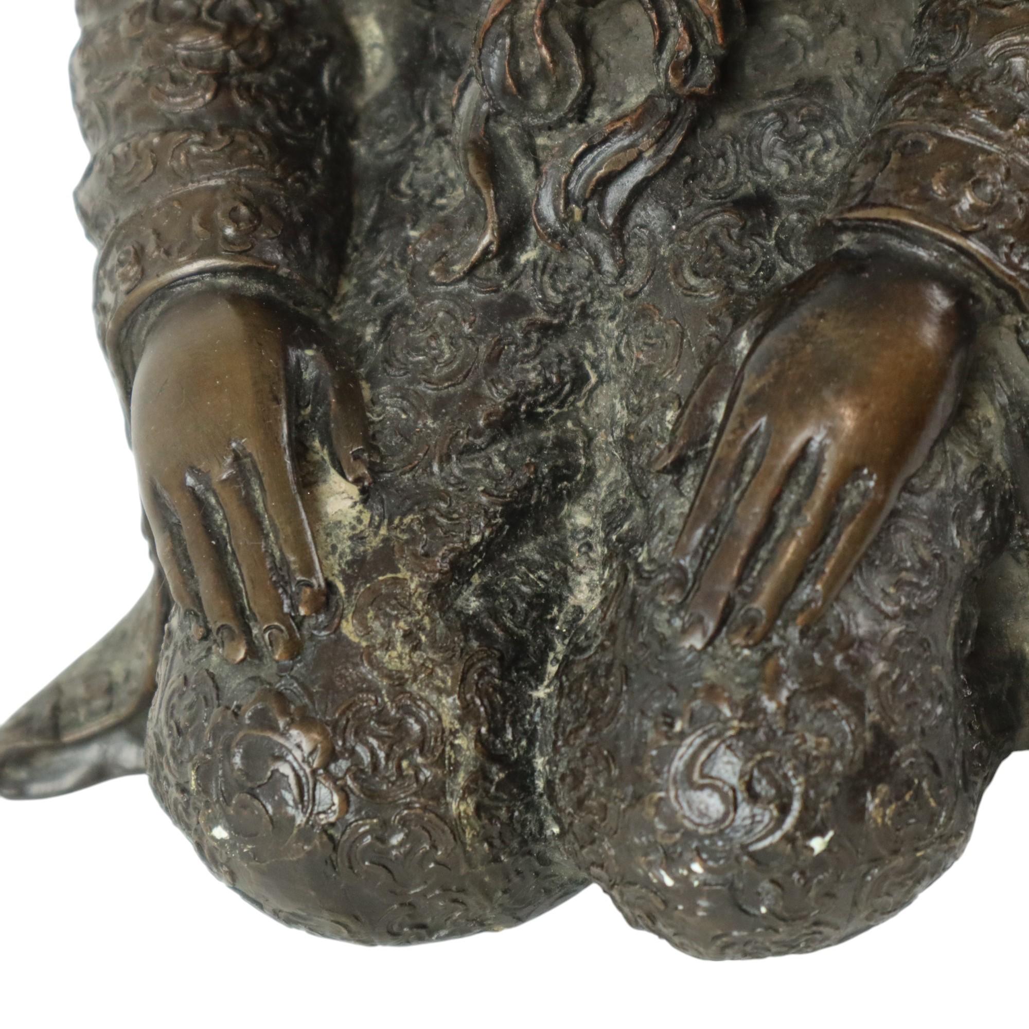 Estatua de bronce Guerrero japonés arrodillado Samurai Siglo XX en venta 4
