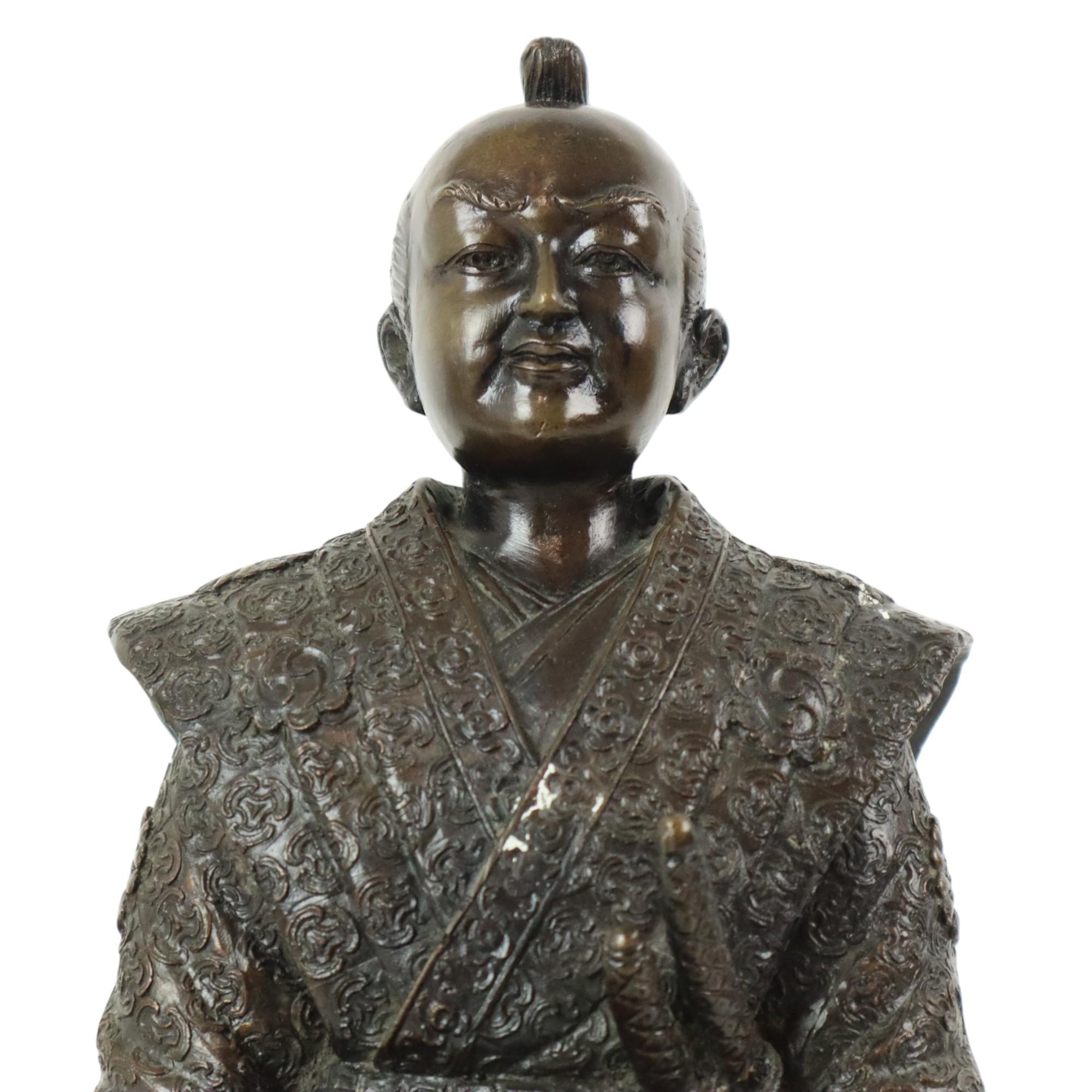 Beautiful and detailed bronze statue of a kneeling Japanese warrior or samurai, second half of the 20th century, unsigned.

High quality and very heavy statue, it distinguishes itself by its very detailed finish. Made of patinated bronze, this