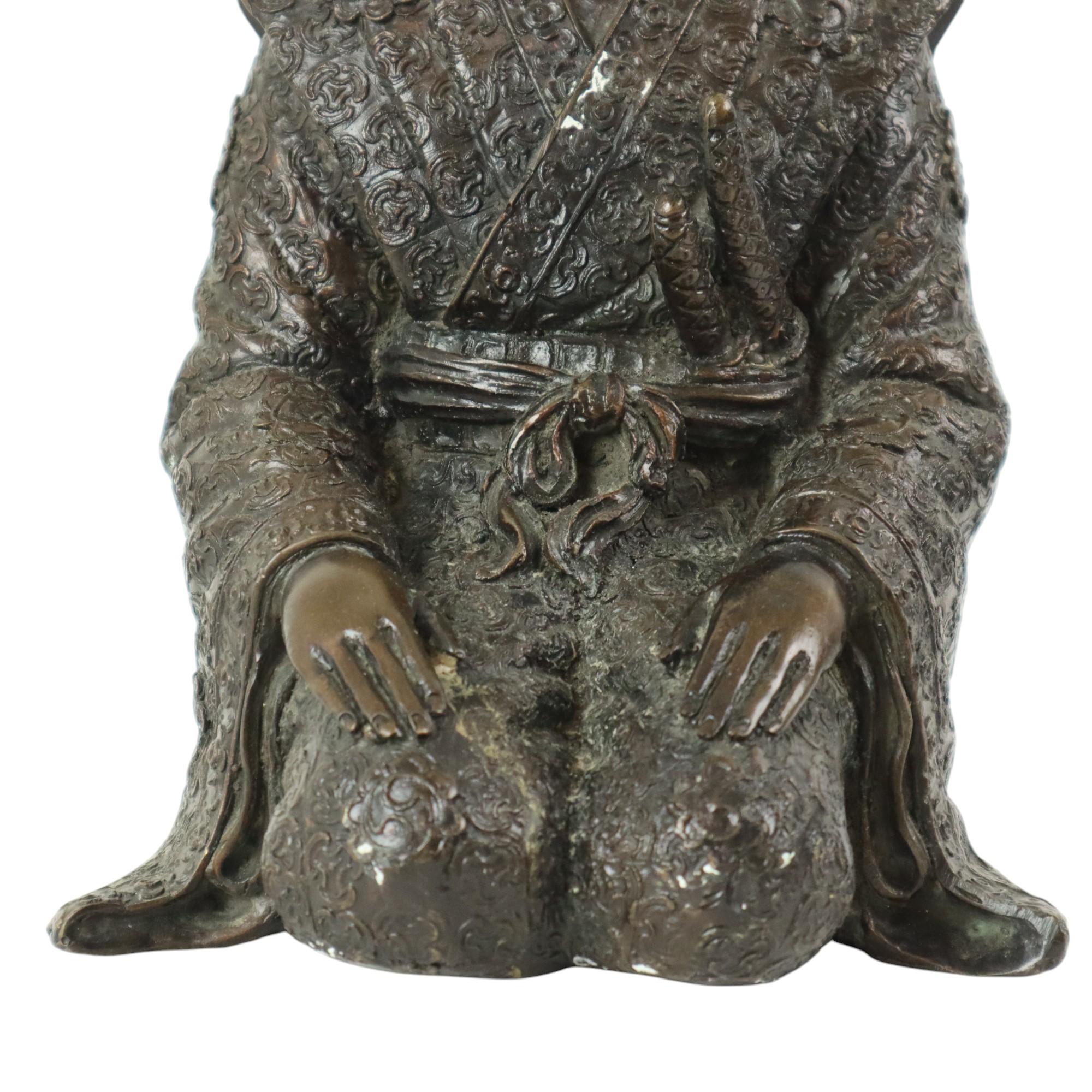 Estatua de bronce Guerrero japonés arrodillado Samurai Siglo XX Europeo en venta