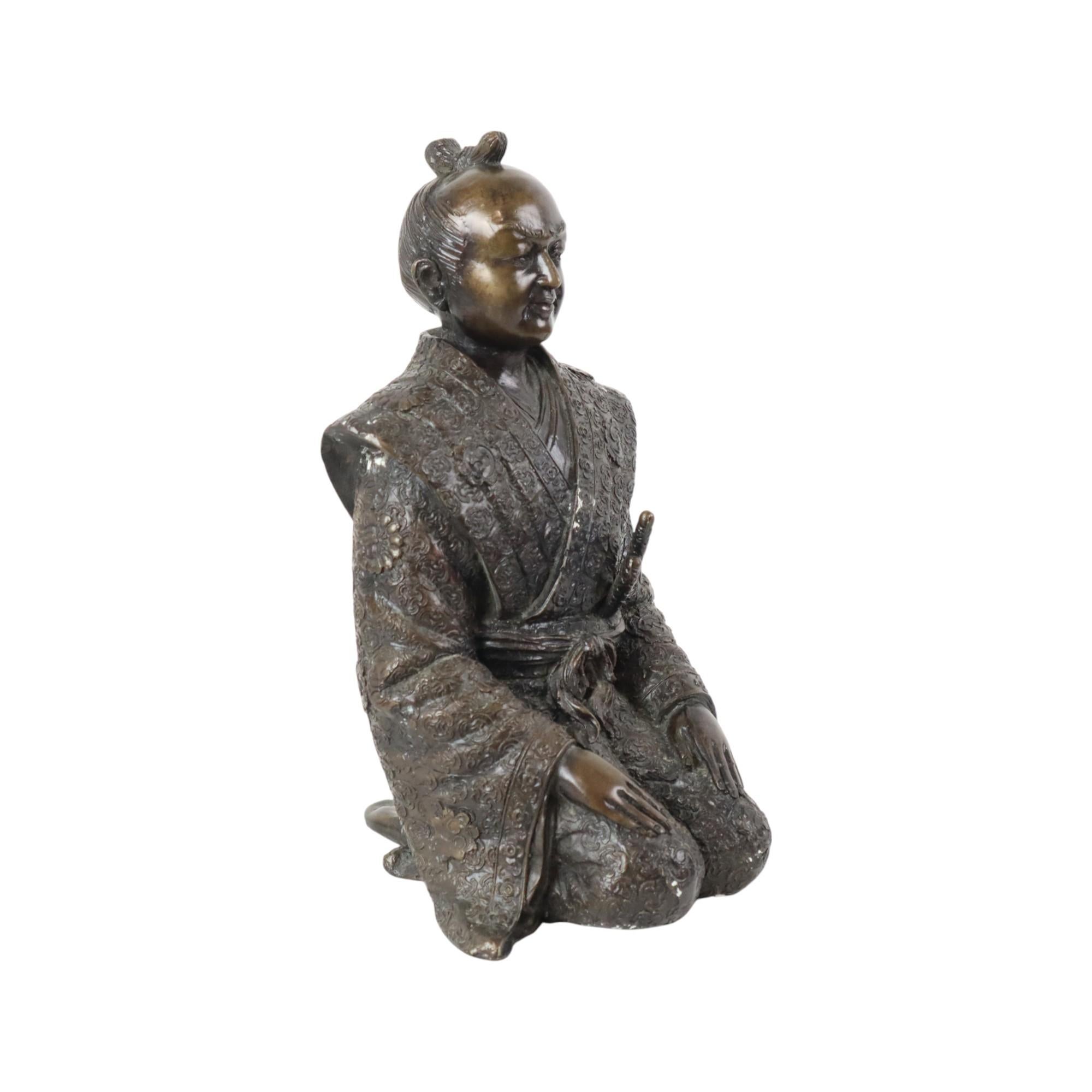 Estatua de bronce Guerrero japonés arrodillado Samurai Siglo XX Patinado en venta