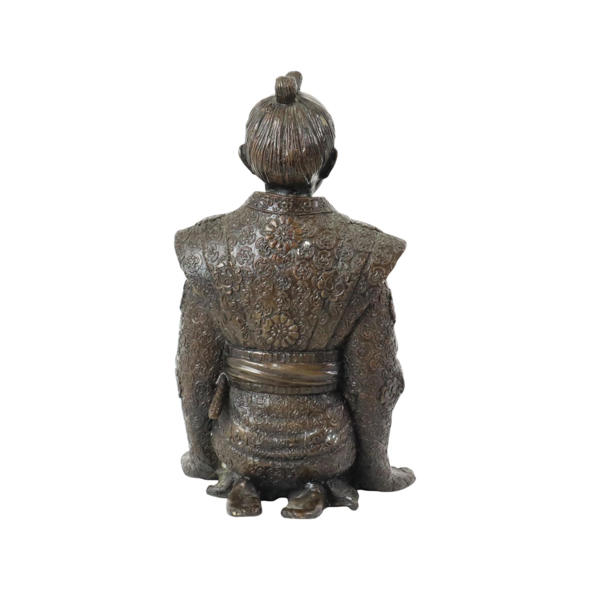 Estatua de bronce Guerrero japonés arrodillado Samurai Siglo XX finales del siglo XX en venta