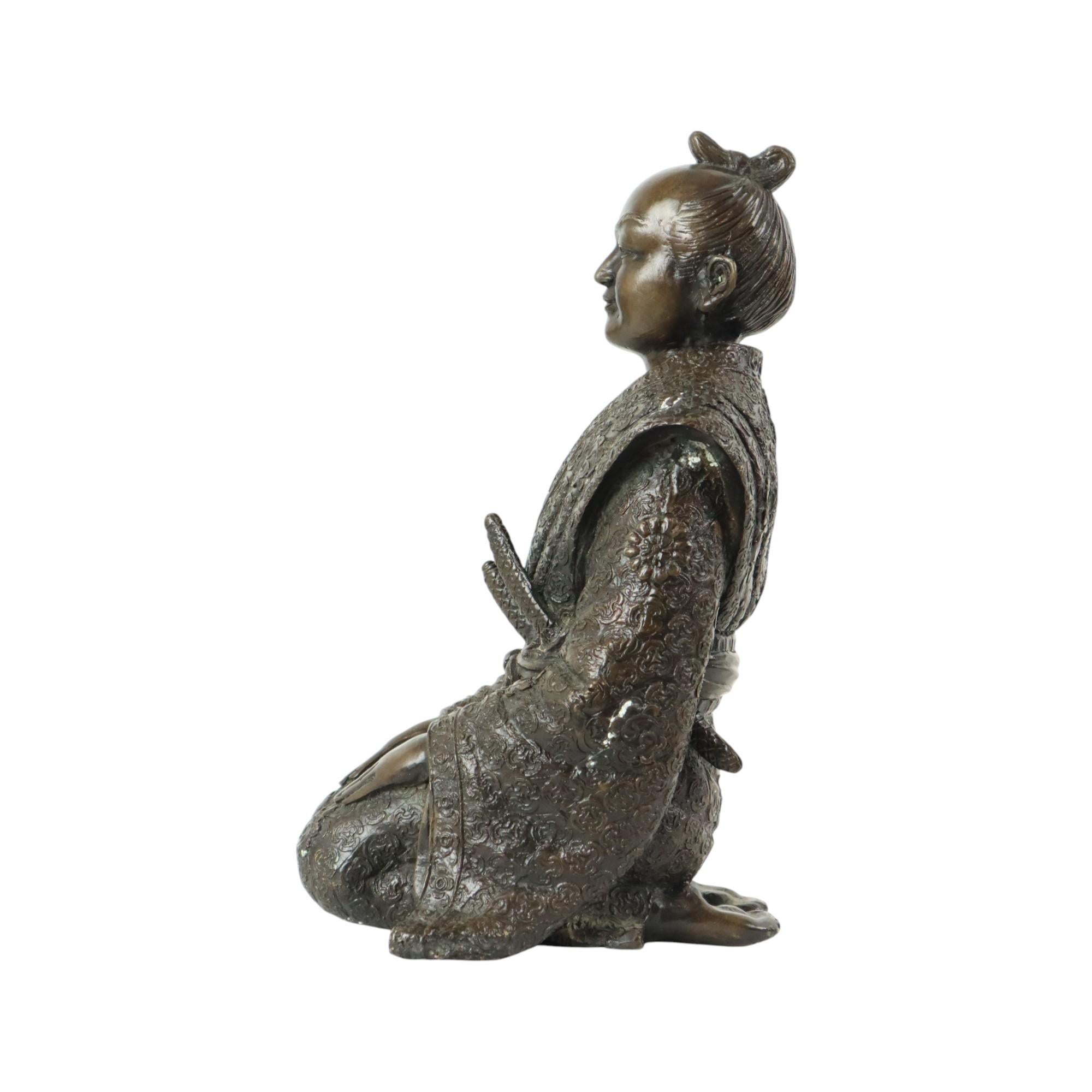 Estatua de bronce Guerrero japonés arrodillado Samurai Siglo XX Bronce en venta