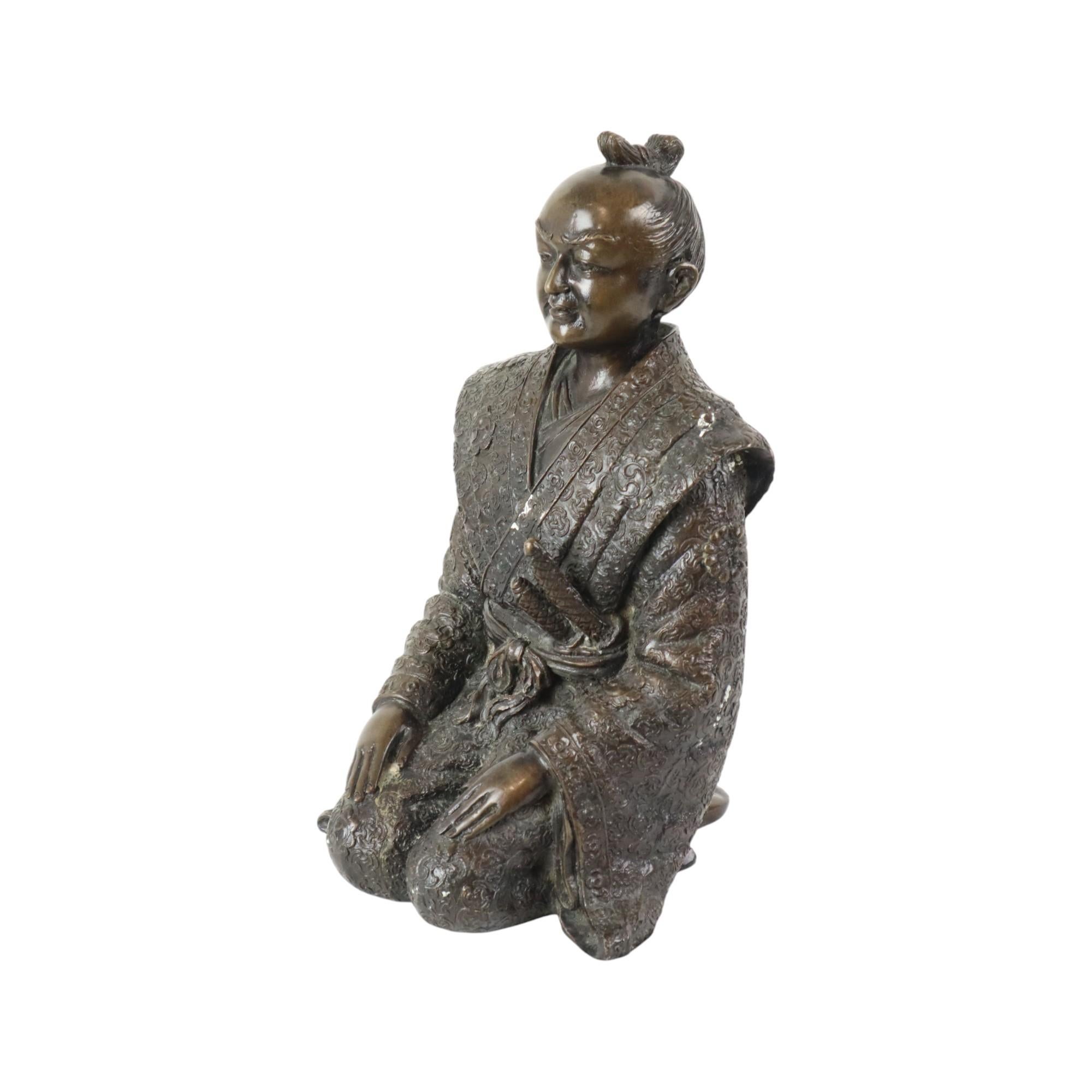 Estatua de bronce Guerrero japonés arrodillado Samurai Siglo XX en venta 2