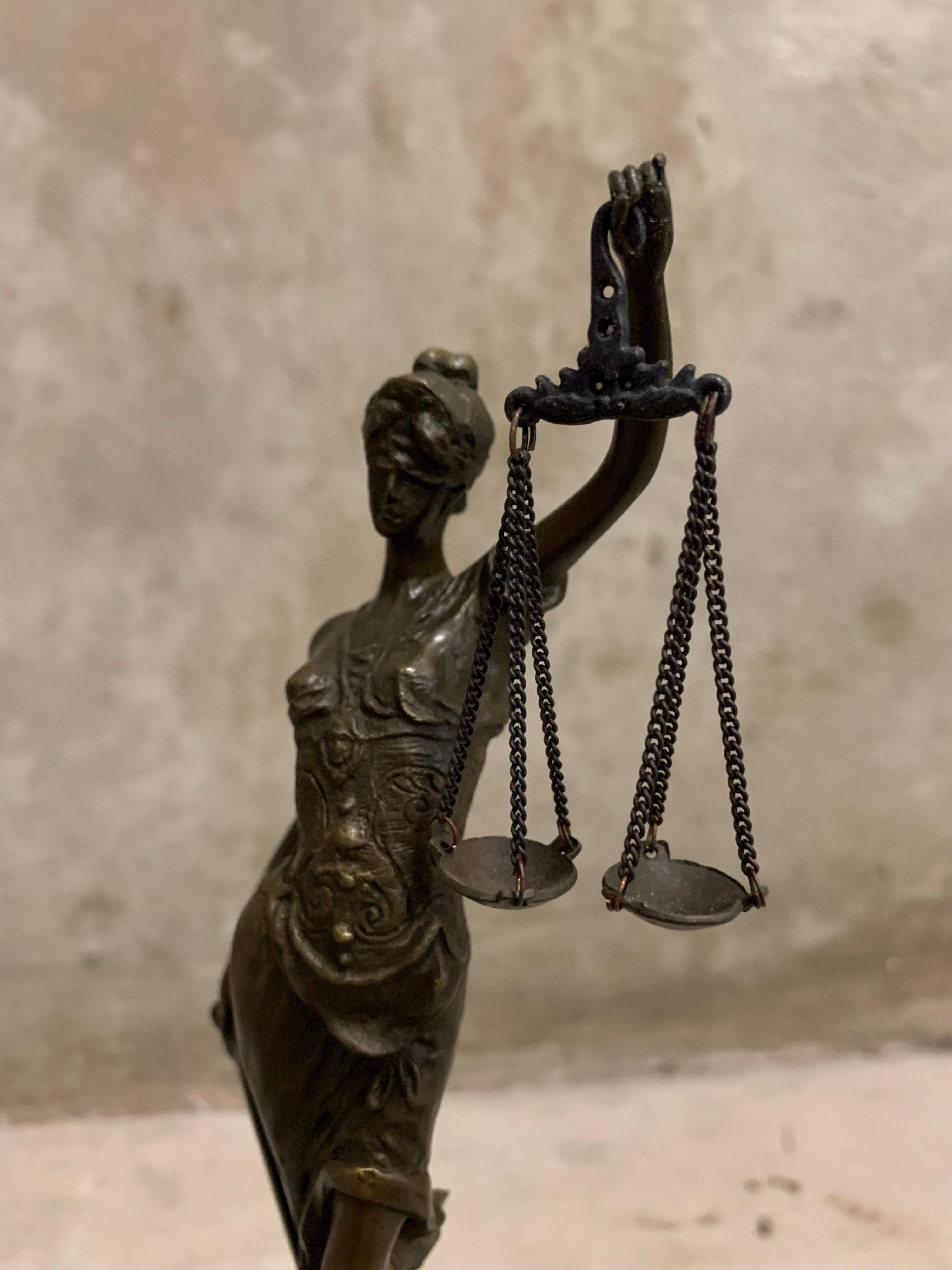 Beautifull solid bronze statue of lady justice, excellent piece for everyone who works in the justice departement. Very nice details. Holds a scale which can come off. She stands on a marble pedestal. See the fotos for all the details. Marked with