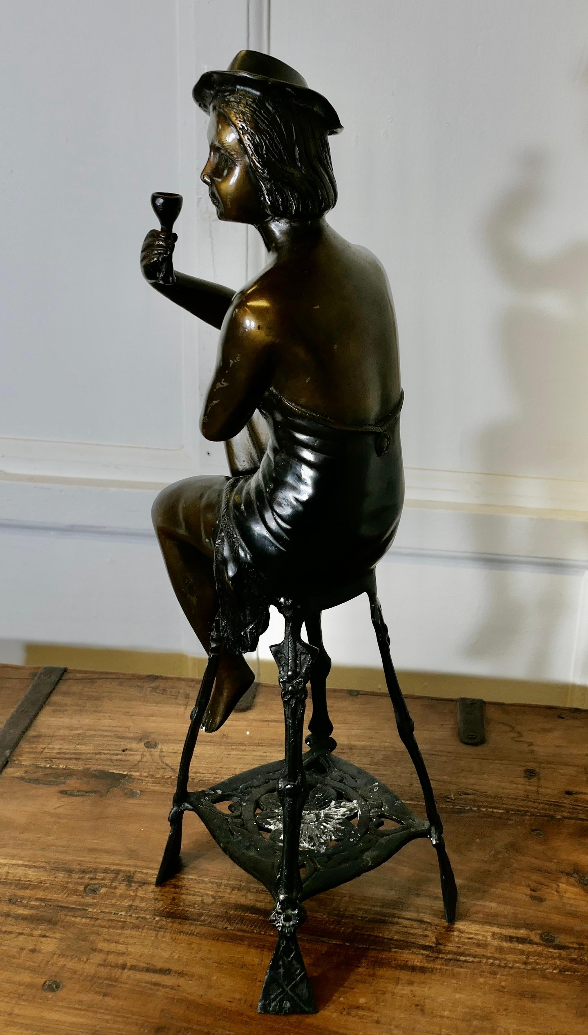 Art Déco Statua in bronzo di una ragazza su uno sgabello che beve champagne in vendita