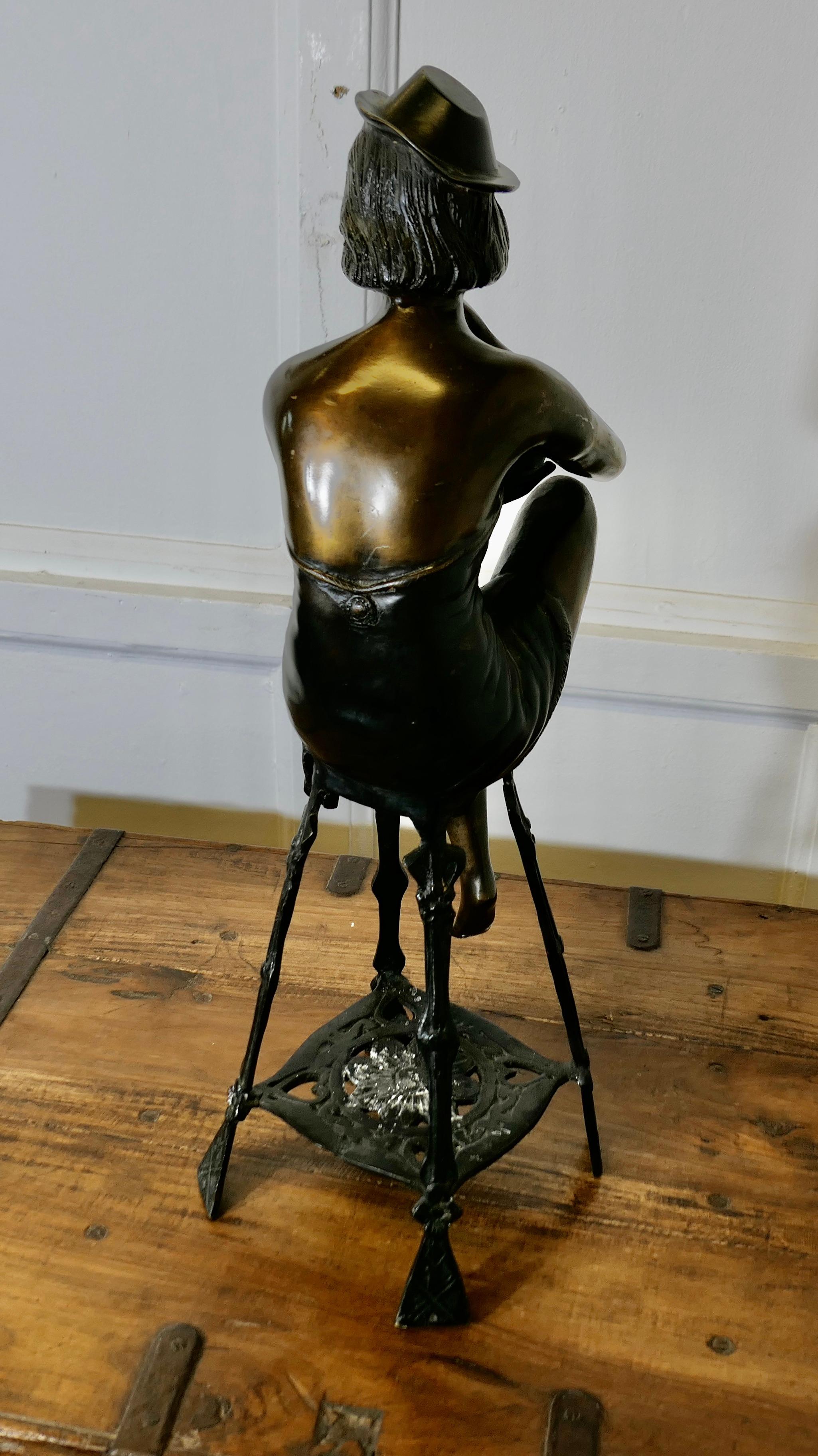 Statua in bronzo di una ragazza su uno sgabello che beve champagne In condizioni buone in vendita a Godshill, Isle of Wight