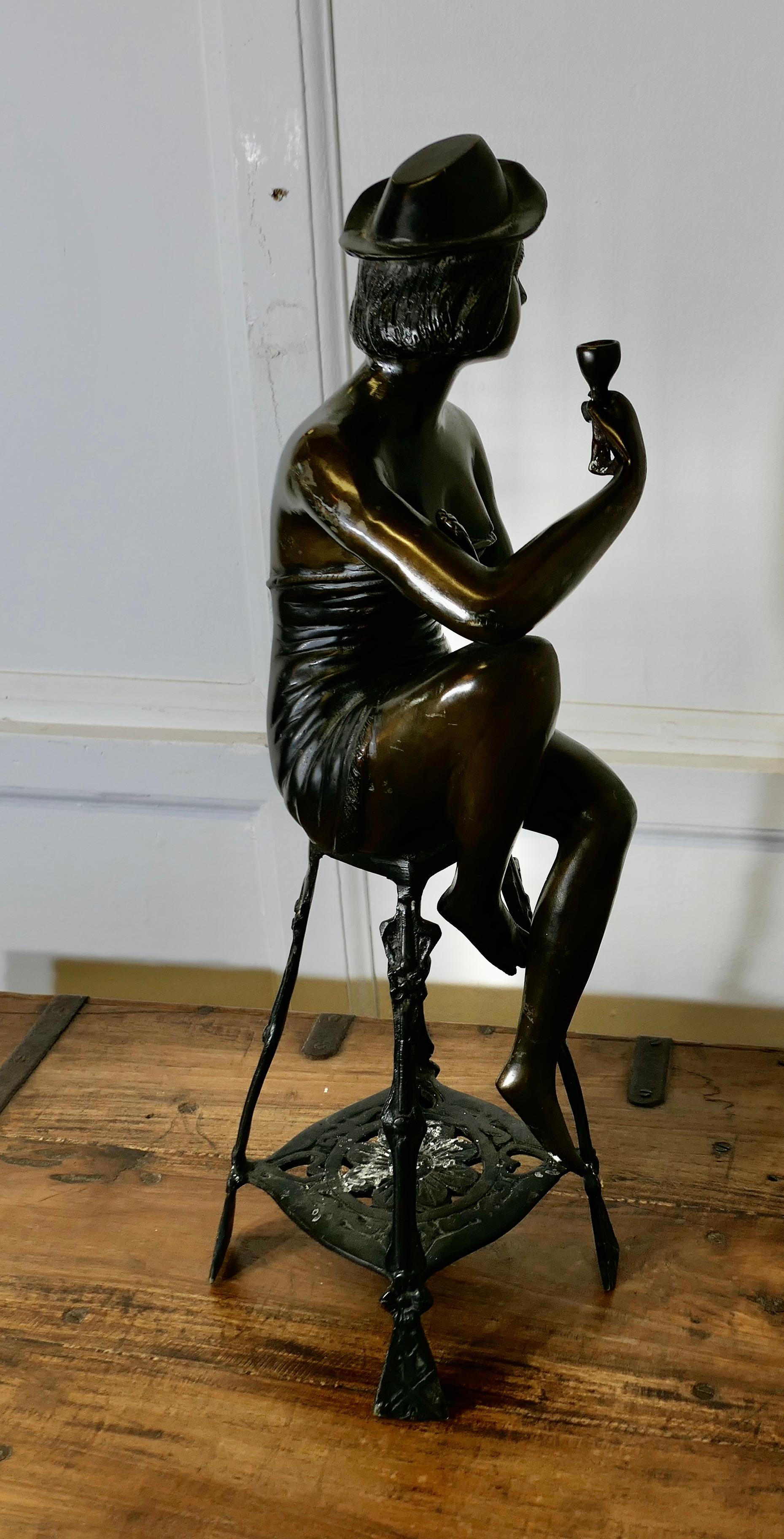 XX secolo Statua in bronzo di una ragazza su uno sgabello che beve champagne in vendita