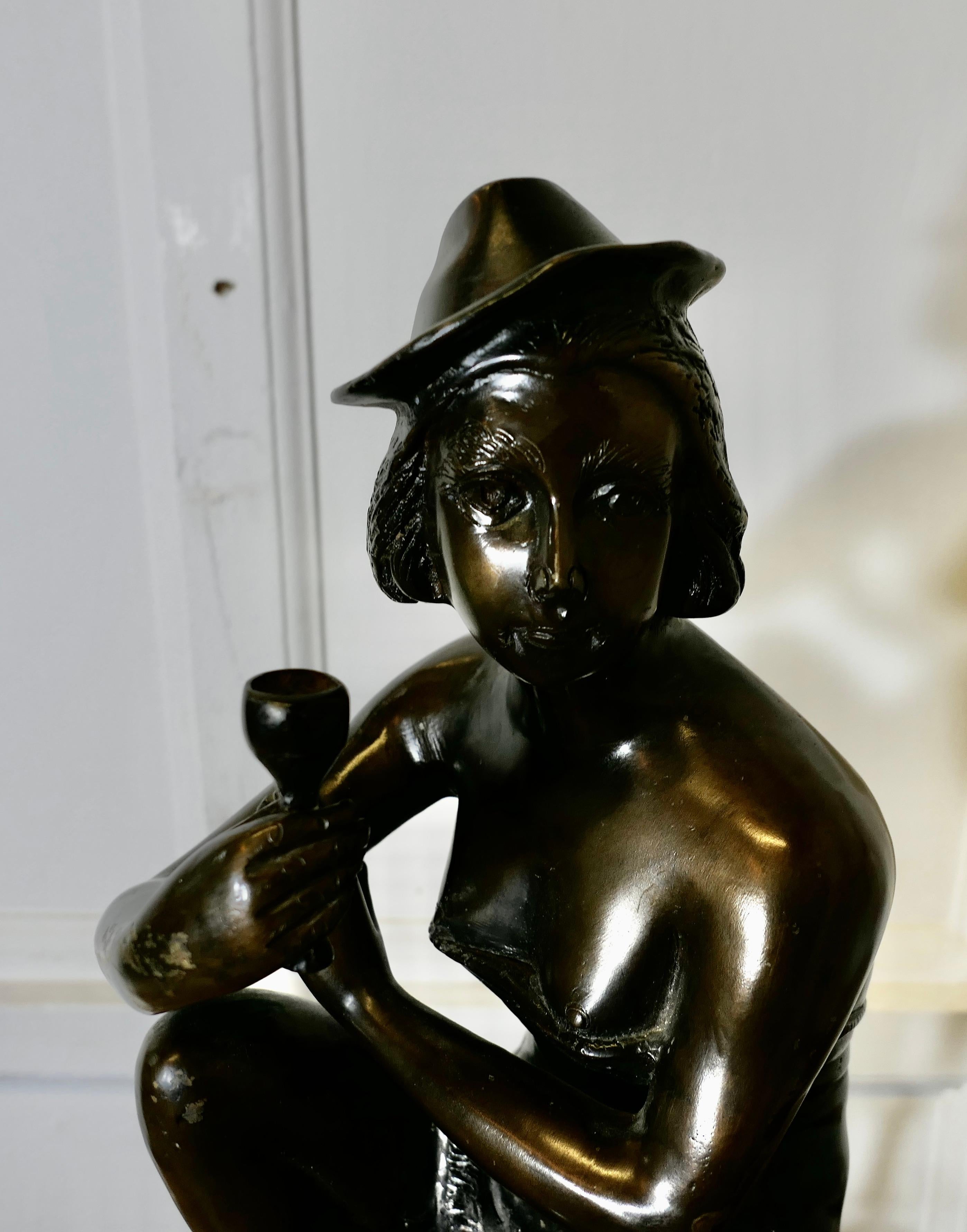 Bronzo Statua in bronzo di una ragazza su uno sgabello che beve champagne in vendita